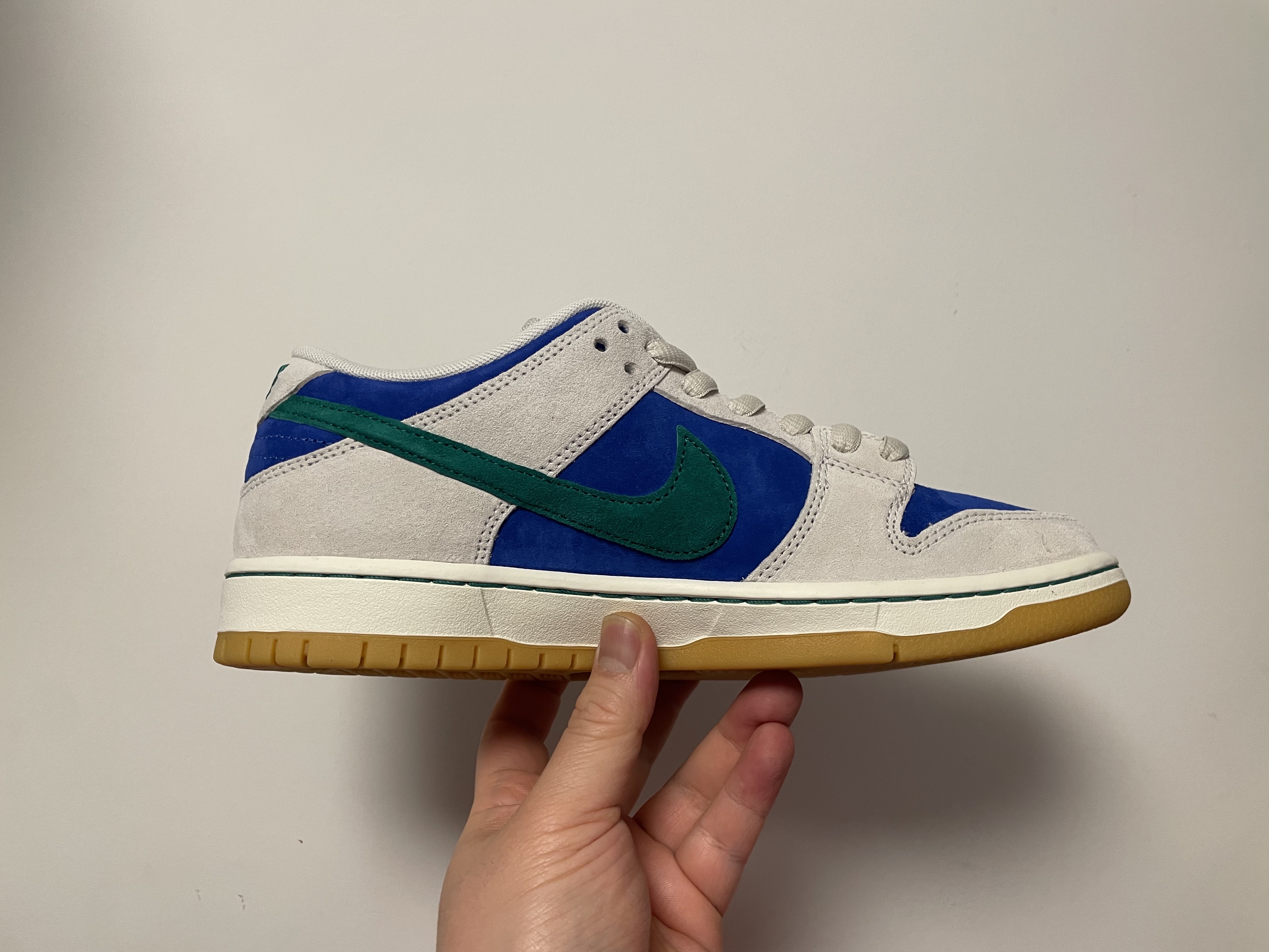 Nike SB Dunk Low Pro Phantom and Hyper Royal 착용 스타일 - 2