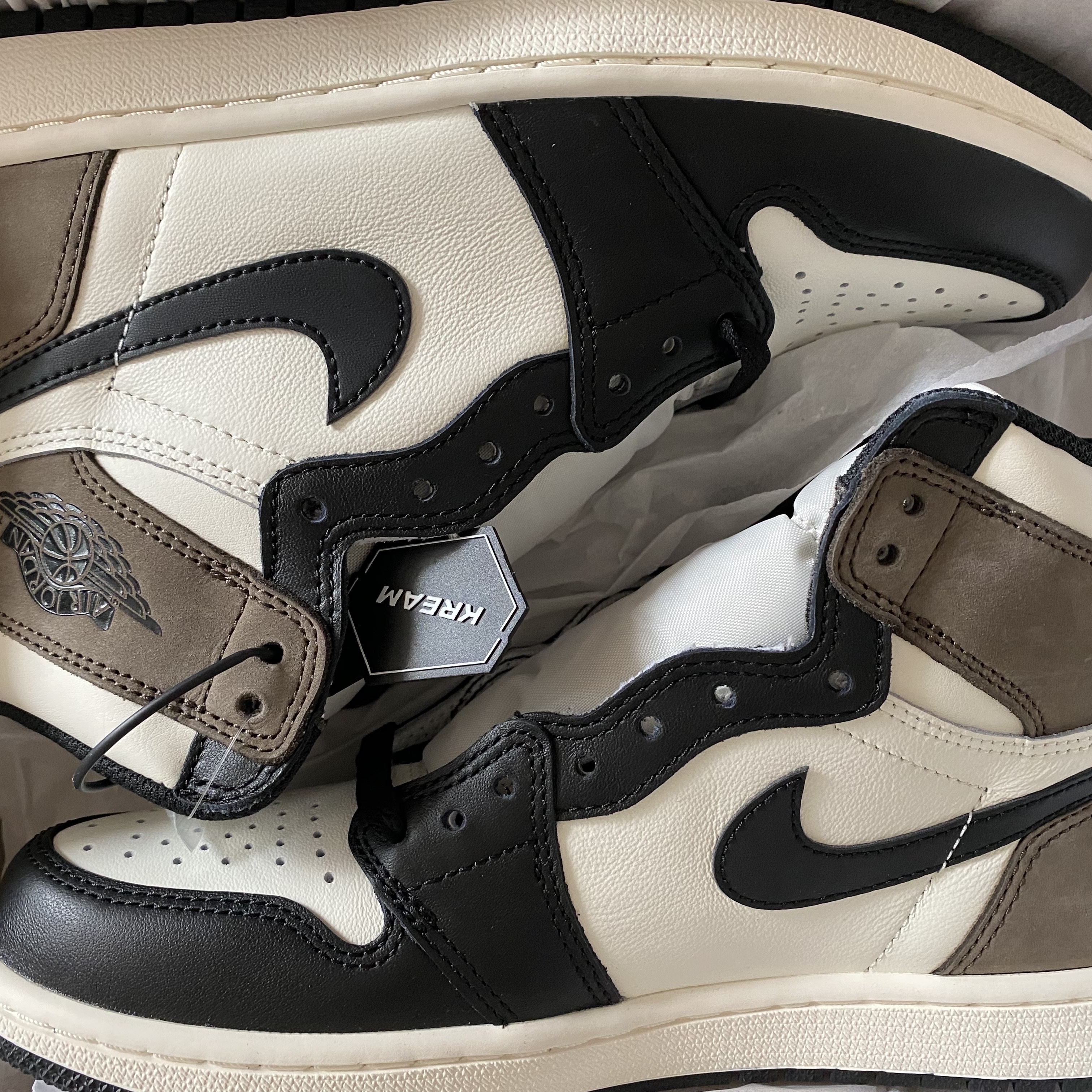 Jordan 1 Retro High OG Black Mocha 착용 스타일 - 1