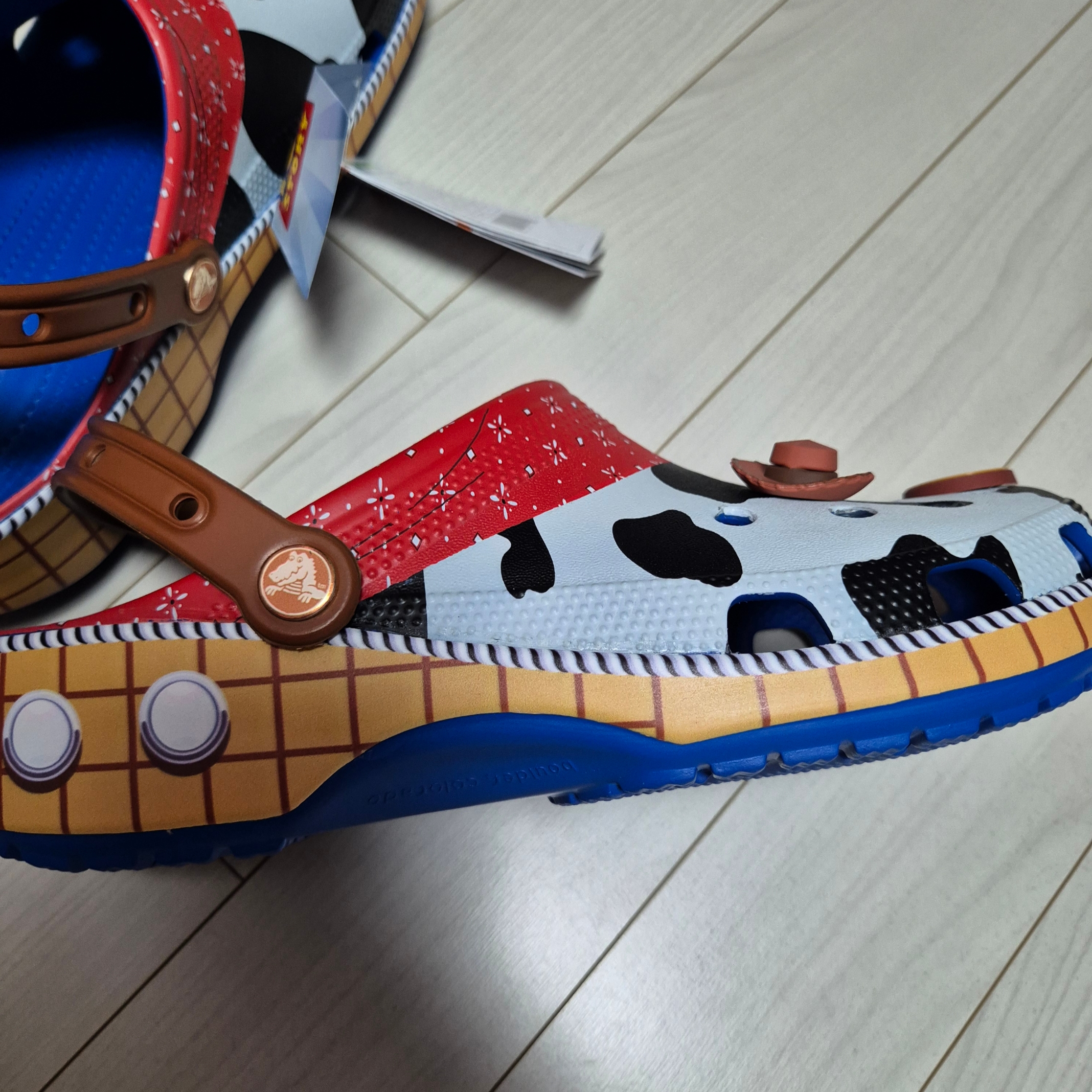 Crocs x Toy Story Sheriff Woody Classic Clog Blue Jean 착용 스타일 - 3