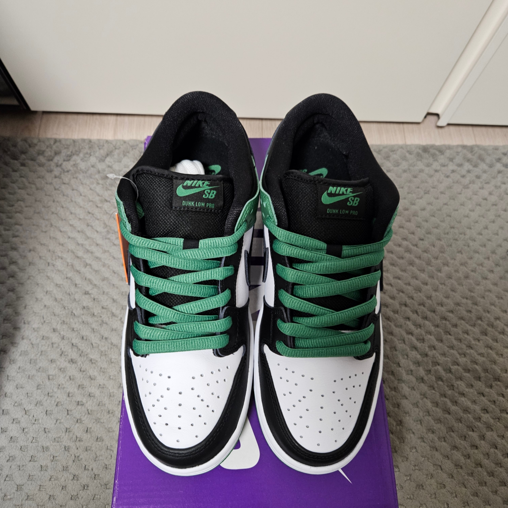 Nike SB Dunk Low Pro Black and Classic Green 착용 스타일 - 1