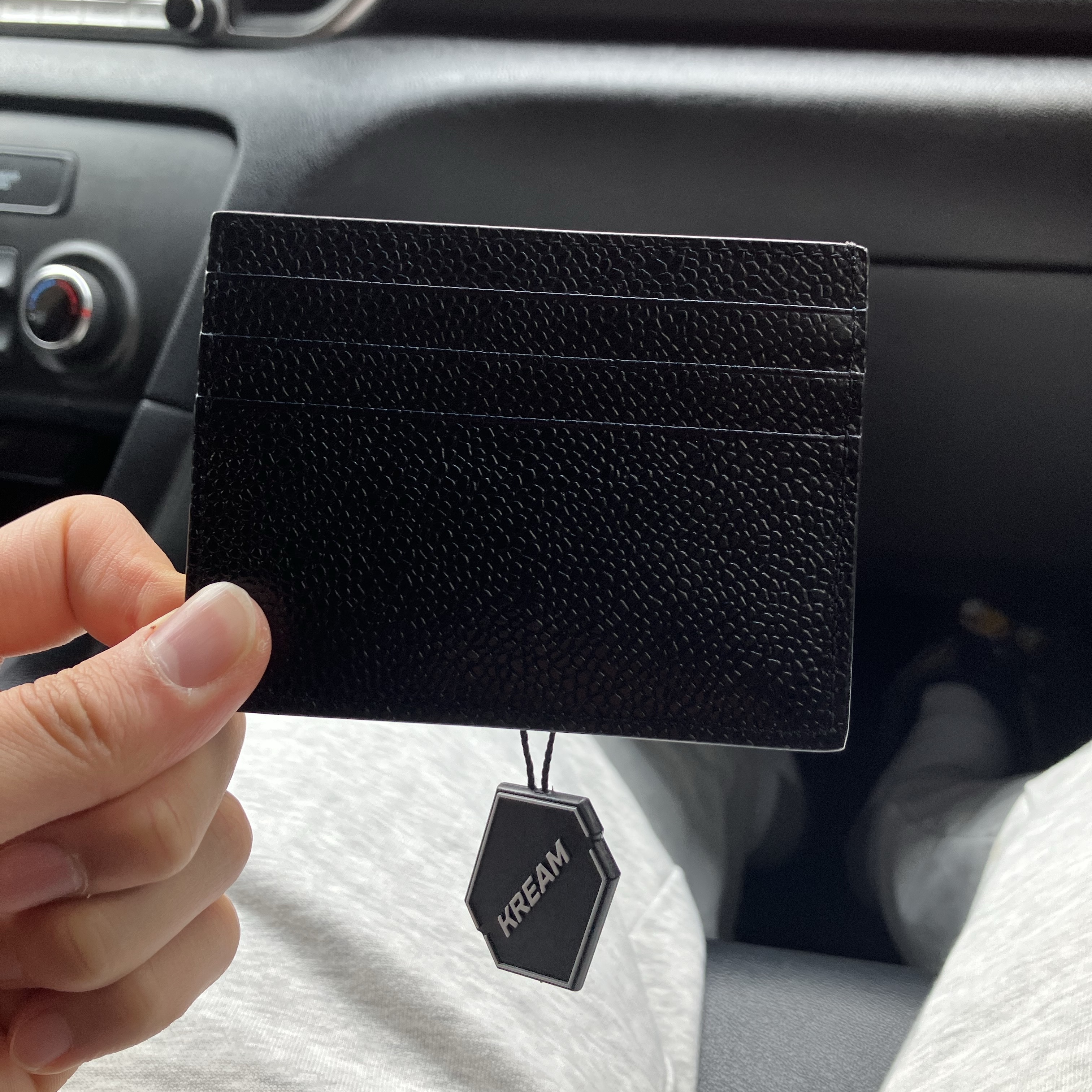 Thom Browne Pebble Grain Leather Stripe Note Compartment Card Holder Black 착용 스타일 - 2