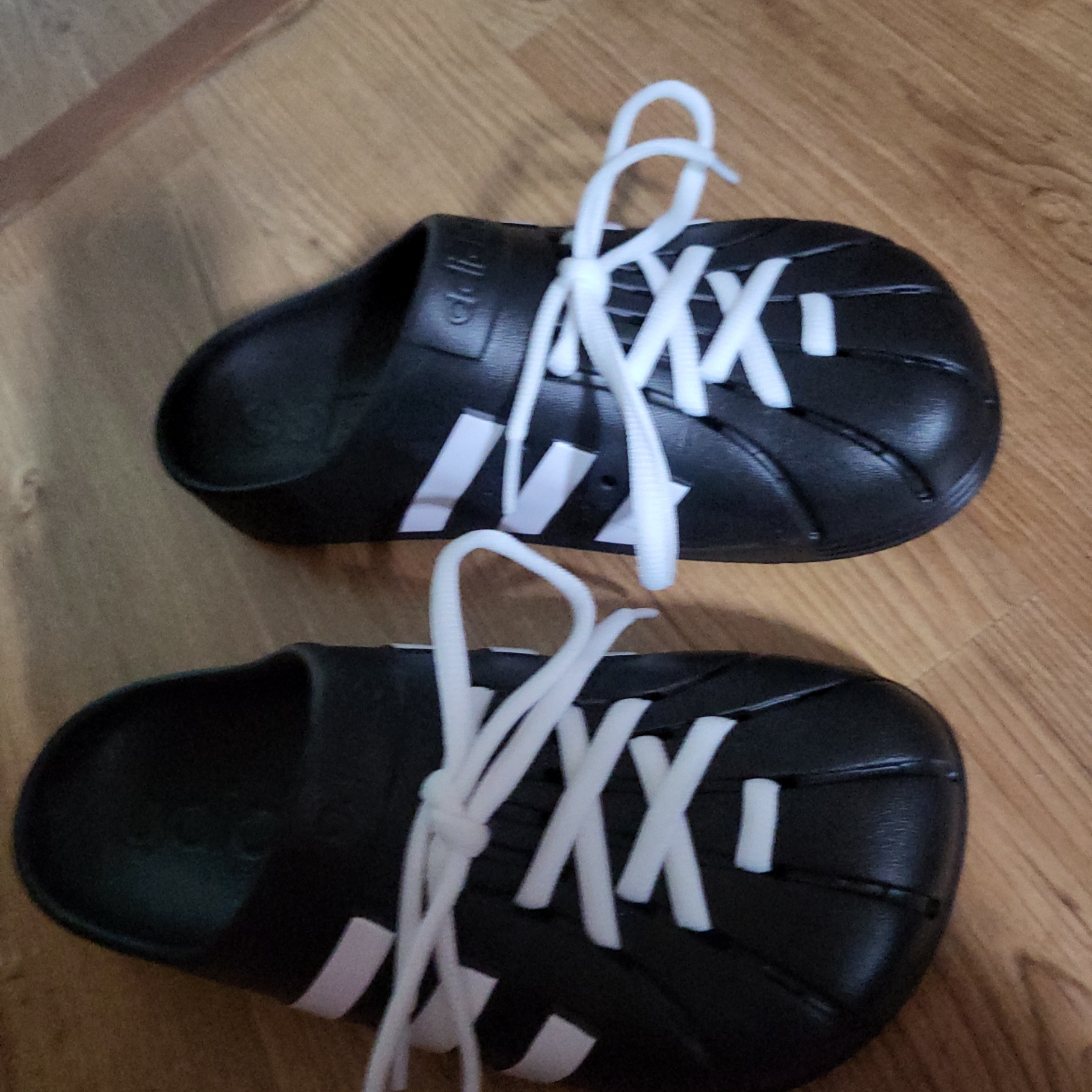 Adidas Adilette Clog Black White 착용 스타일