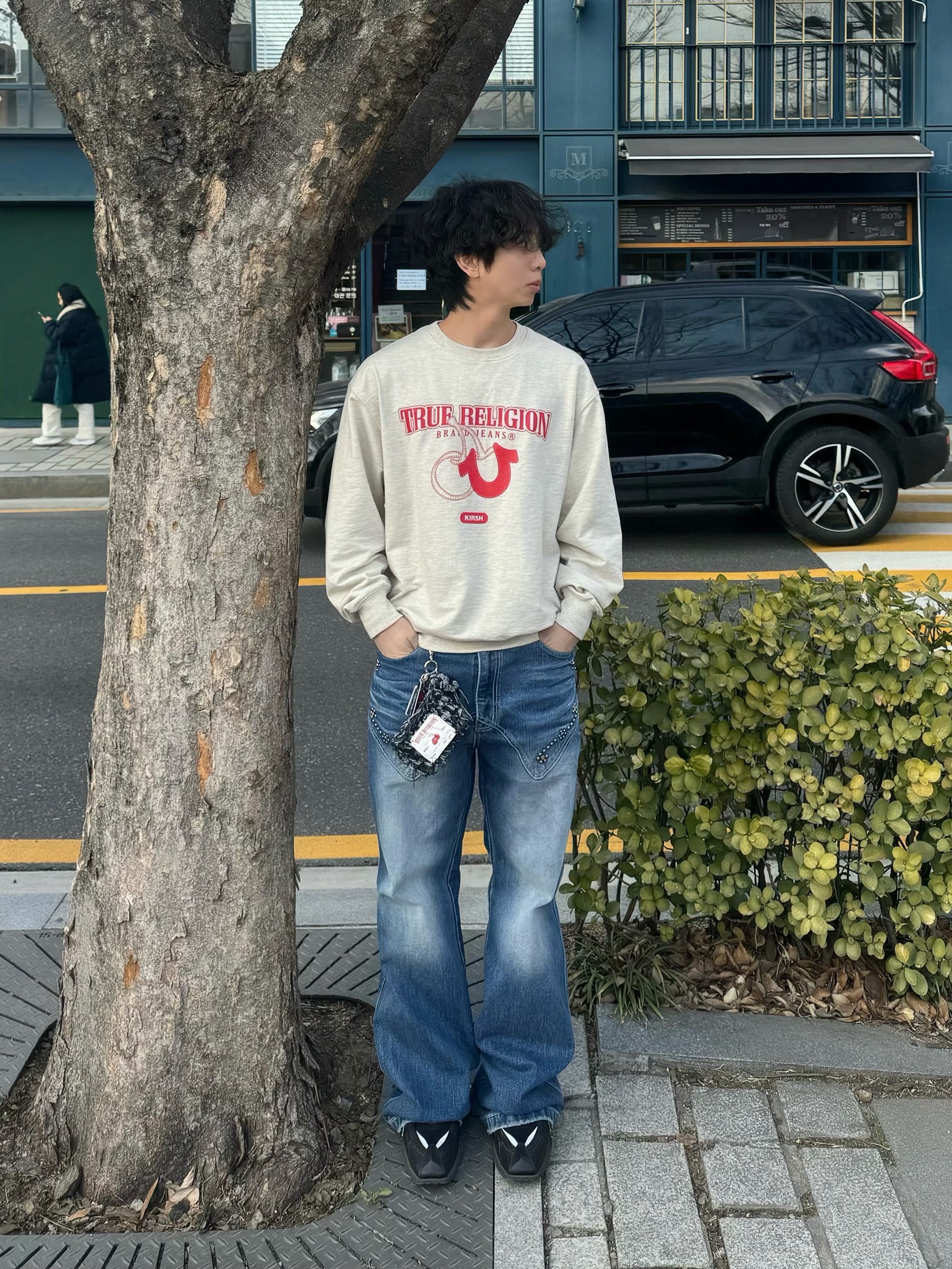Nike x Martine Rose Shox MR4 Black, True Religion x KIRSH Logo Graphic Sweatshirt Oatmeal 착용 스타일 - 2