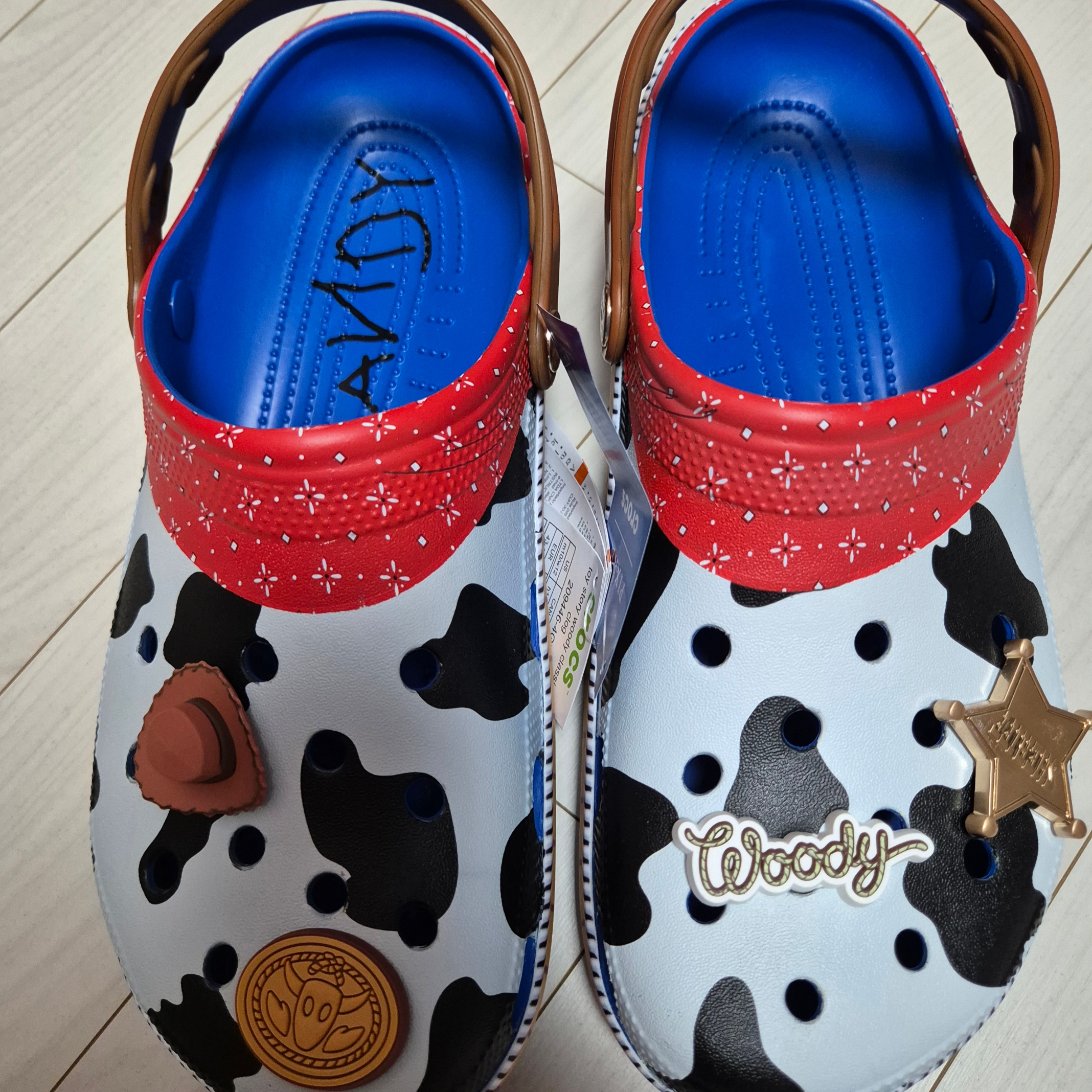 Crocs x Toy Story Sheriff Woody Classic Clog Blue Jean 착용 스타일 - 2