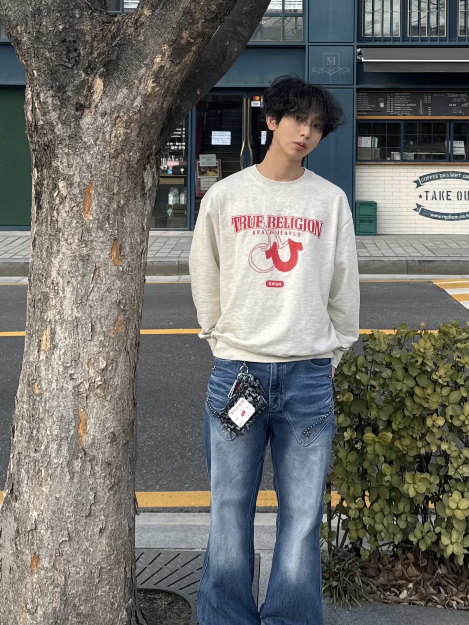Nike x Martine Rose Shox MR4 Black, True Religion x KIRSH Logo Graphic Sweatshirt Oatmeal 착용 스타일 - 3