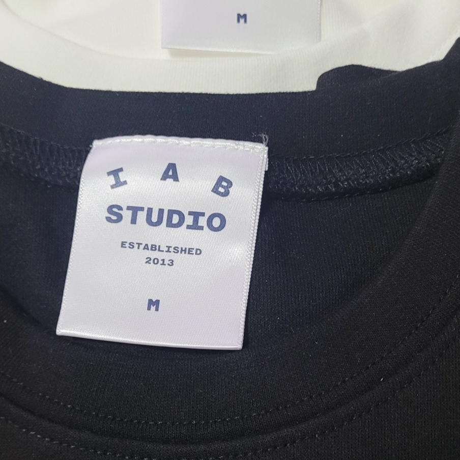 IAB Studio 10th Anniversary T-Shirts Pack White & Black (2 Pack) 착용 스타일 - 2