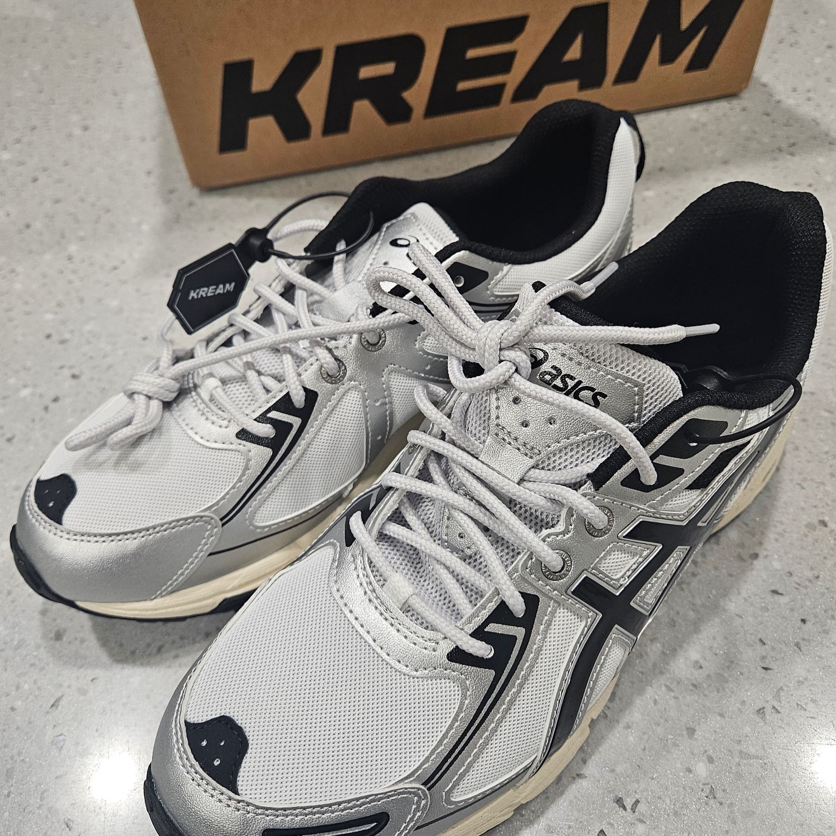 Asics Gel-Venture 6 White Black 착용 스타일