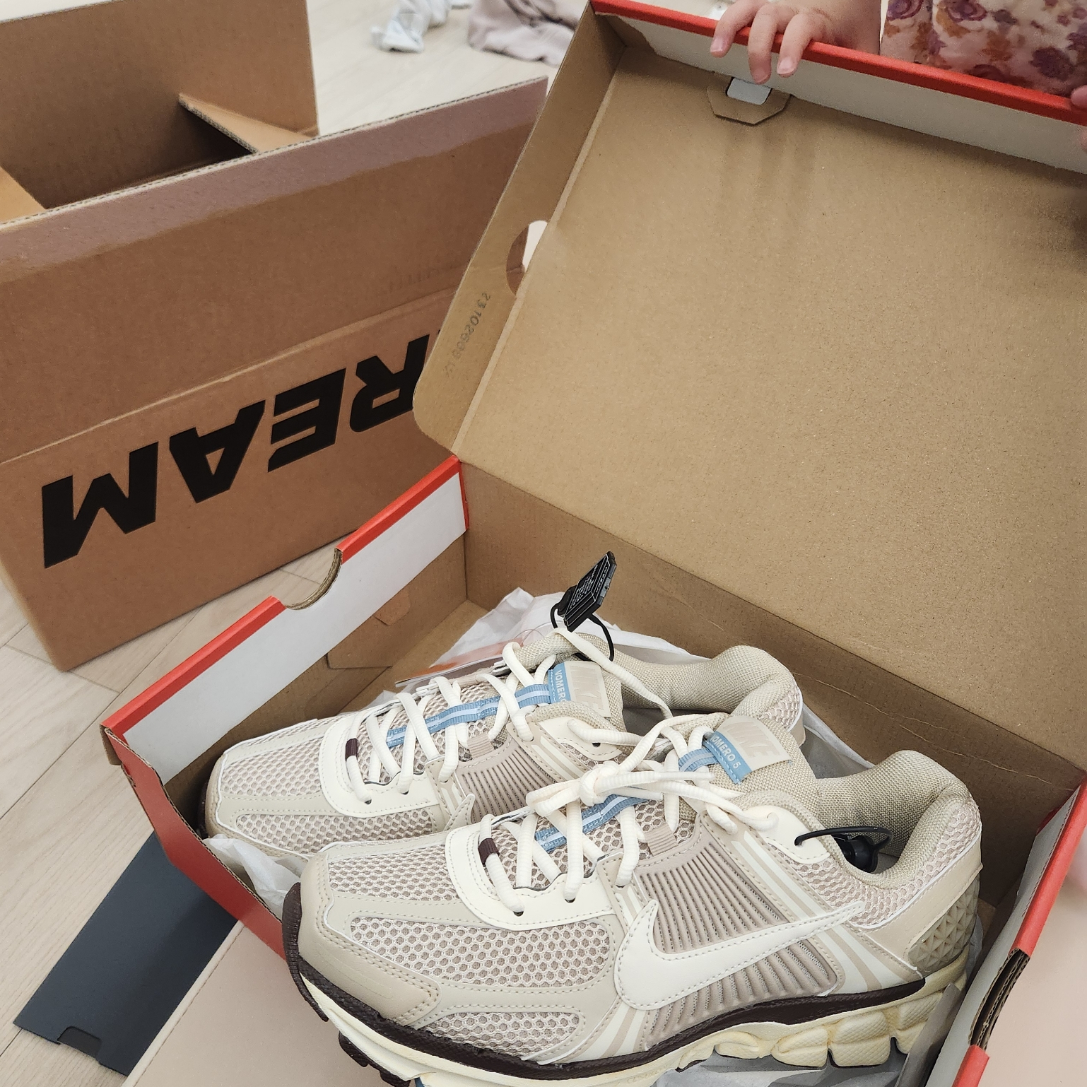 (W) Nike Zoom Vomero 5 Oatmeal 착용 스타일