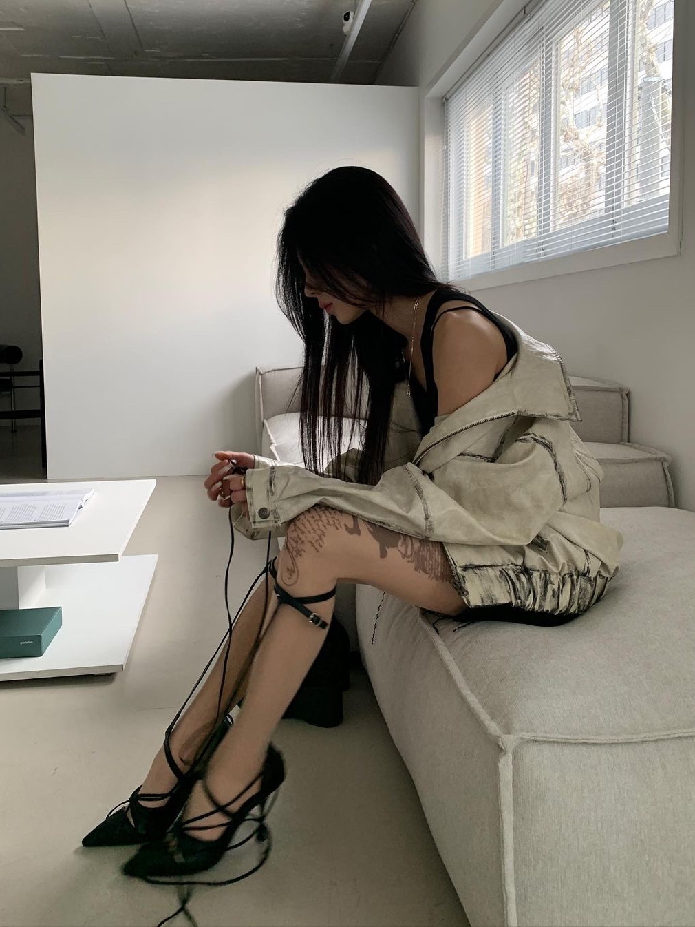 [KREAM 단독] Bonnae Women Cross Cut Out Dress Black 착용 스타일