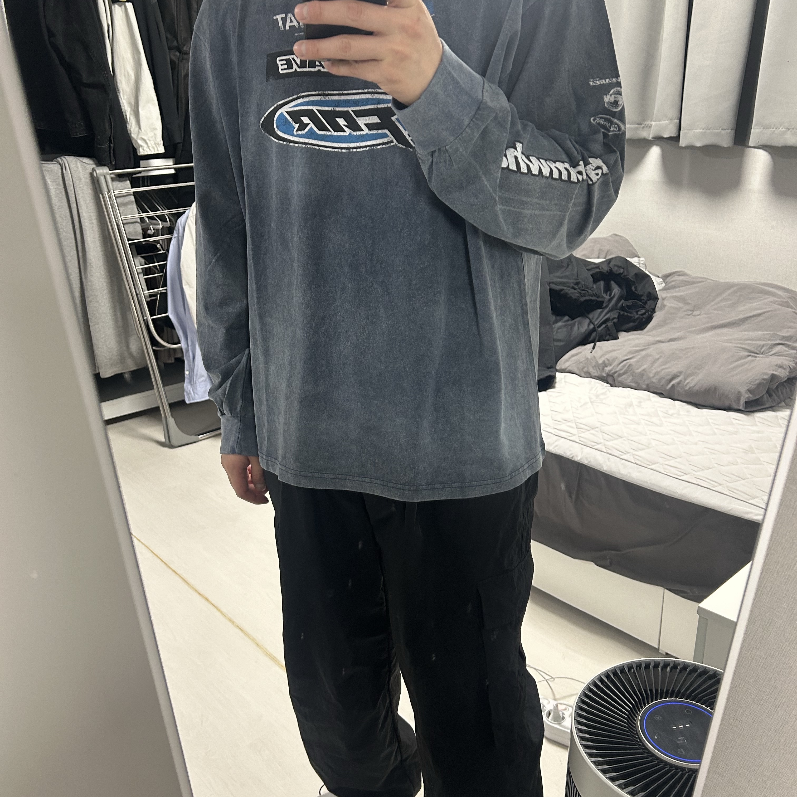 Farfromwhat Far Washed Logo Long Sleeve T-Shirt Navy 착용 스타일