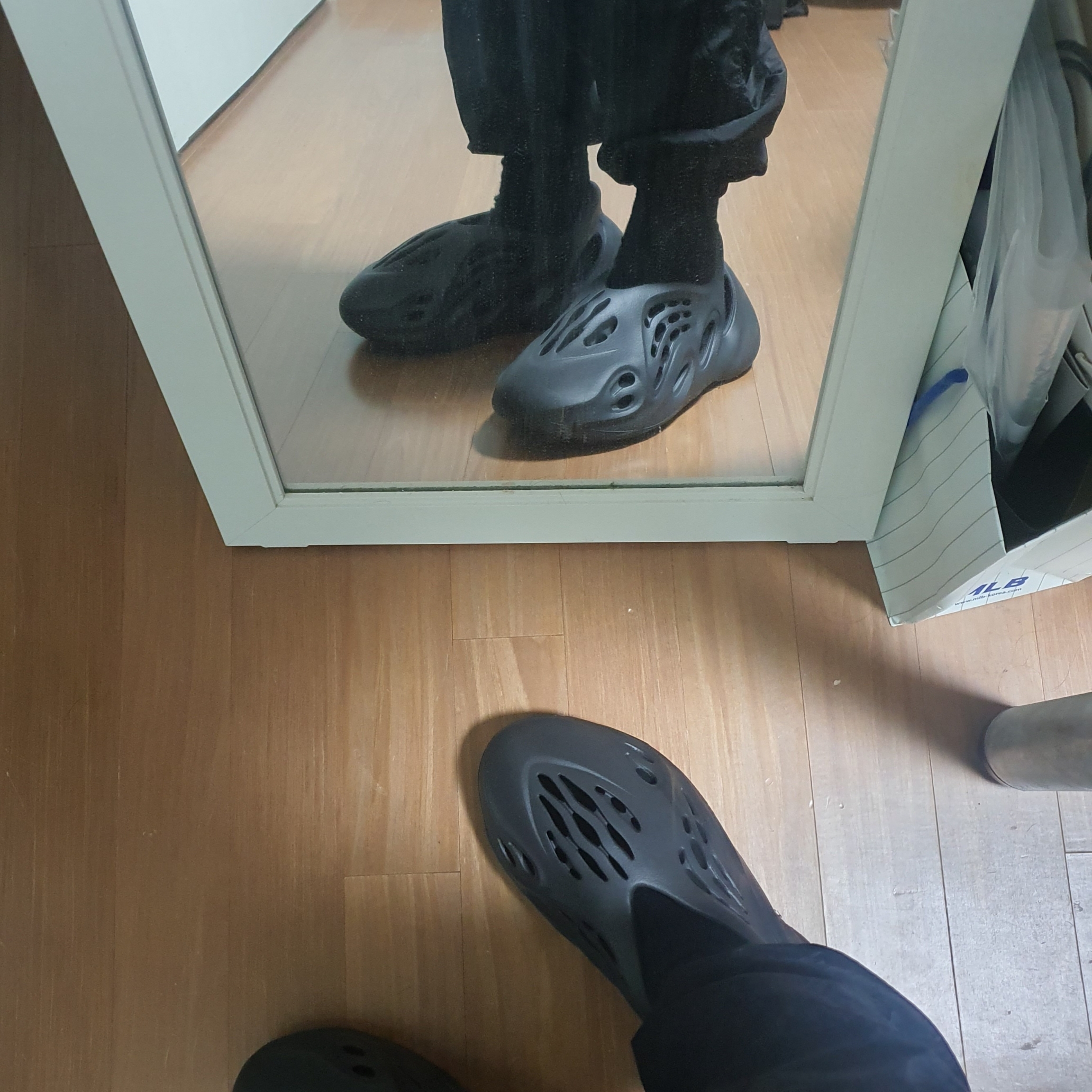 Adidas Yeezy Foam RNNR Onyx 착용 스타일 - 4