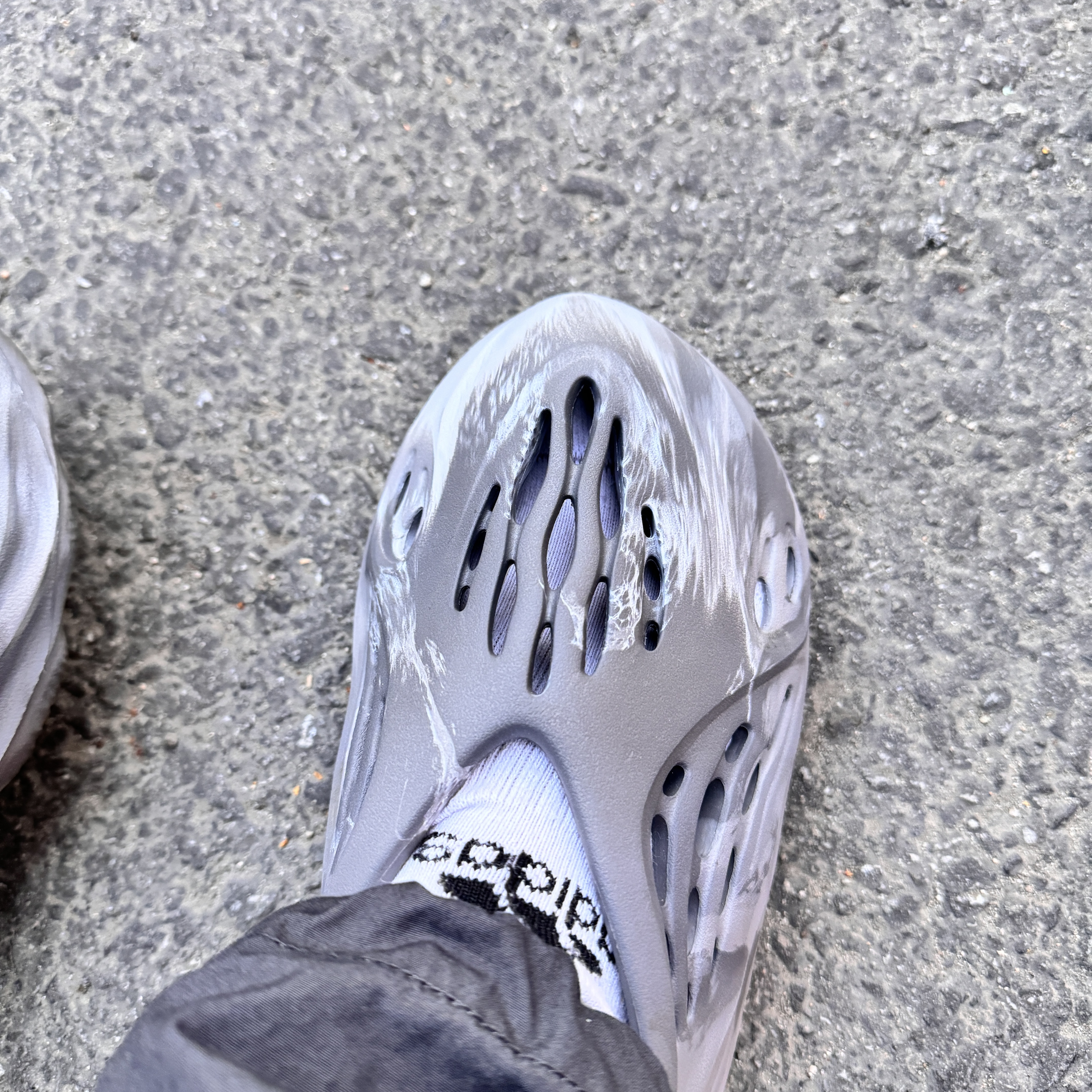 Adidas Yeezy Foam RNNR MX Granite 착용 스타일 - 2