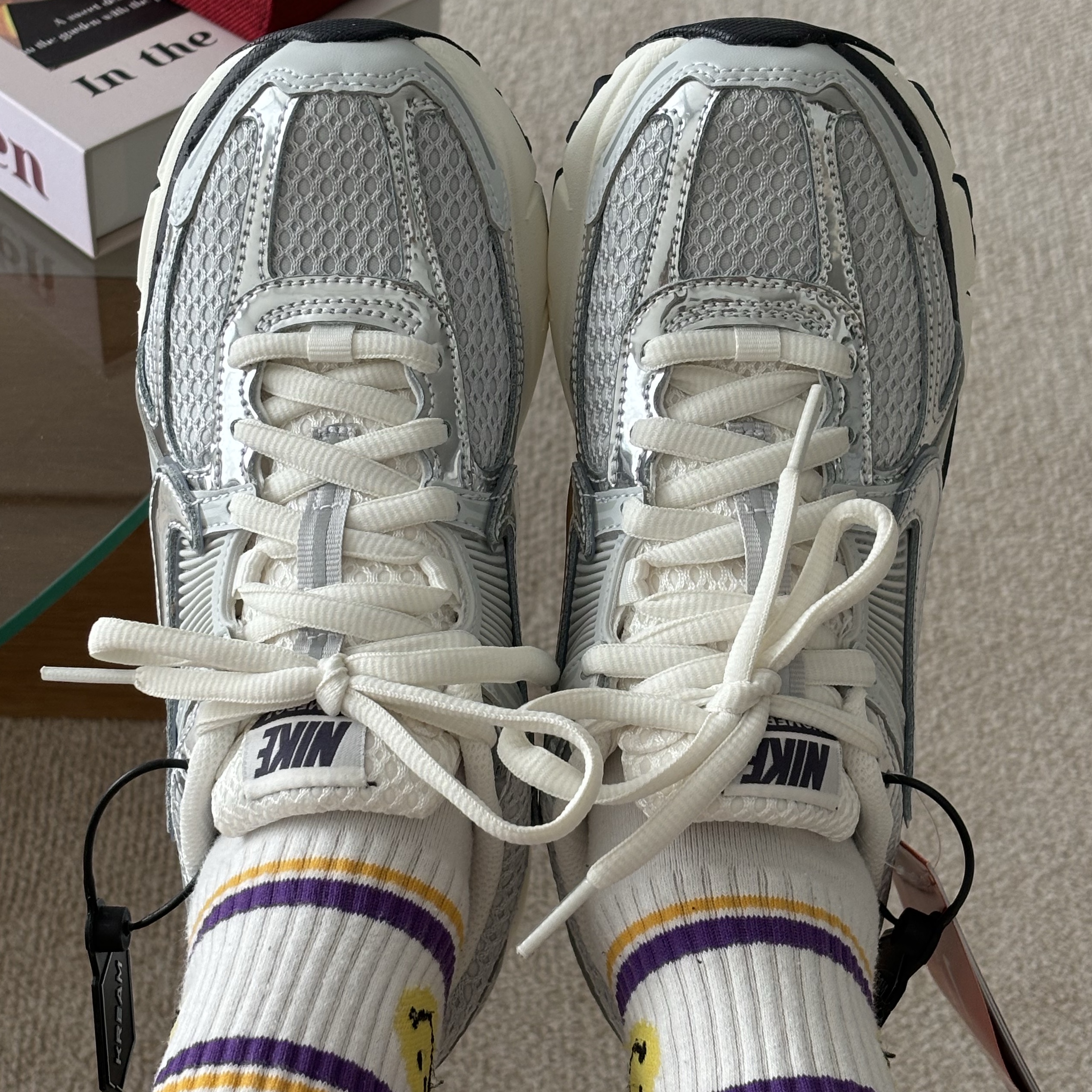 (W) Nike Zoom Vomero 5 Photon Dust and Metallic Silver 착용 스타일 - 2