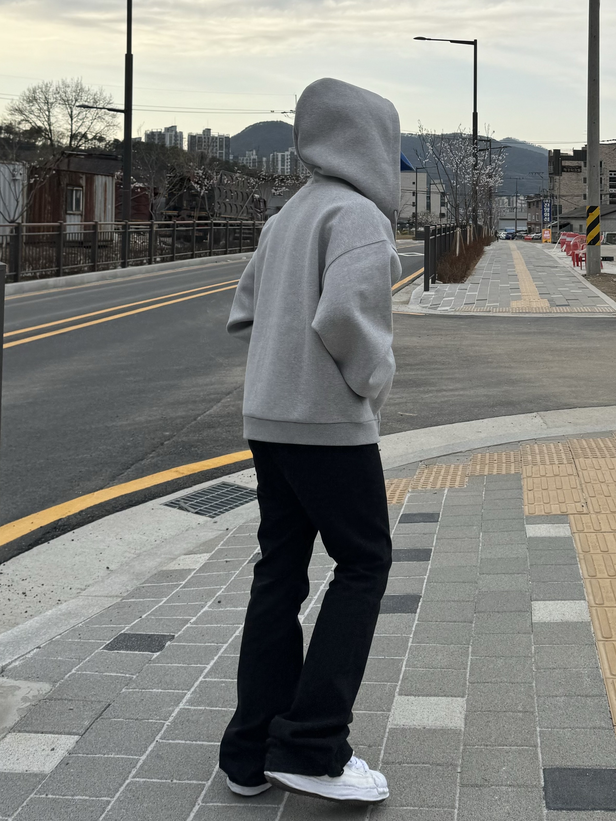 Nonnod Flared Pants Black, Maison Mihara Yasuhiro Blakey OG Sole Canvas Low-top Sneakers White 착용 스타일 - 2