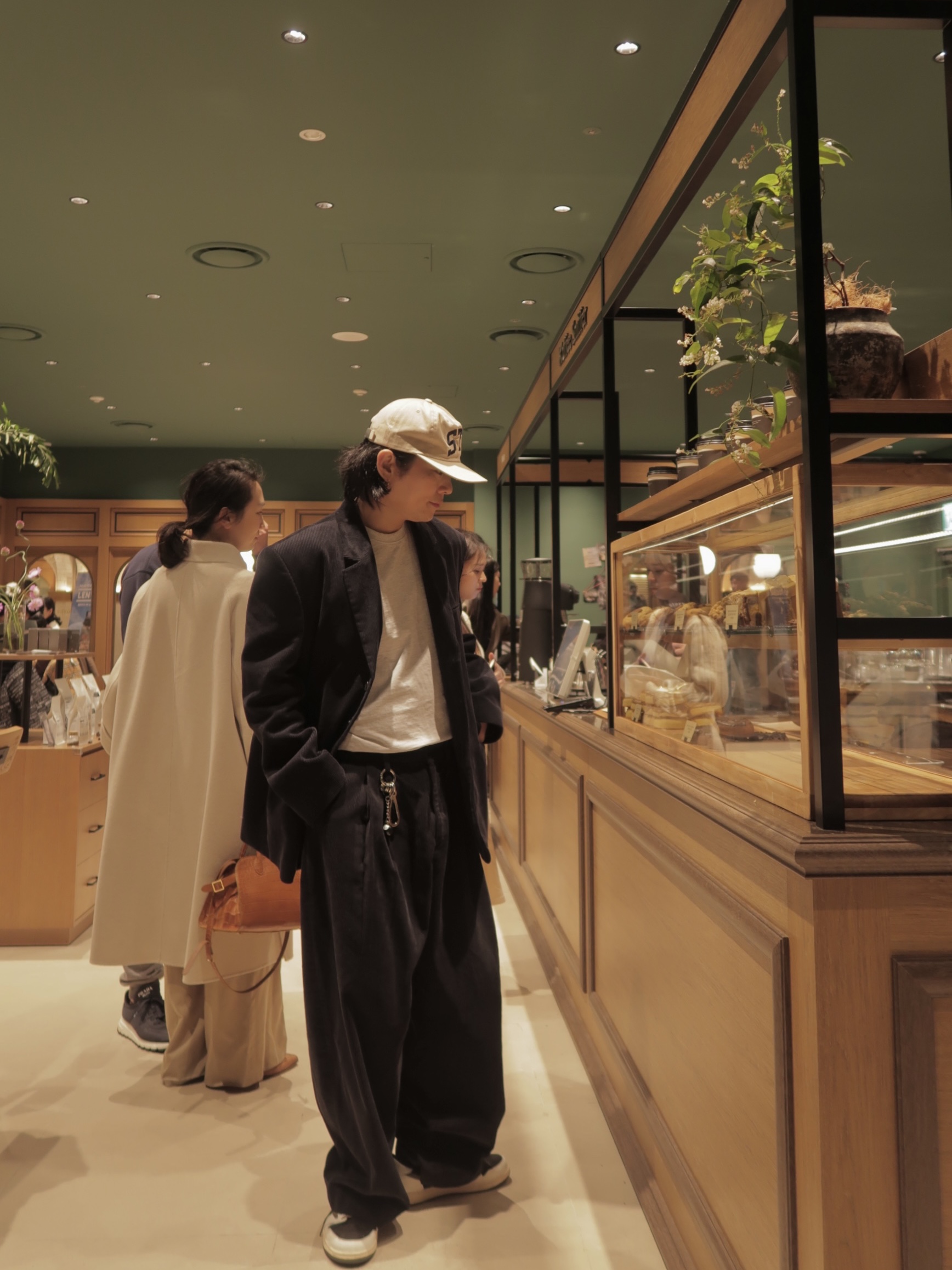 Stussy Stu Arch Strapback Cap Khaki, (W) Jordan 1 x Travis Scott Retro Low OG SP Medium Olive 착용 스타일 - 3