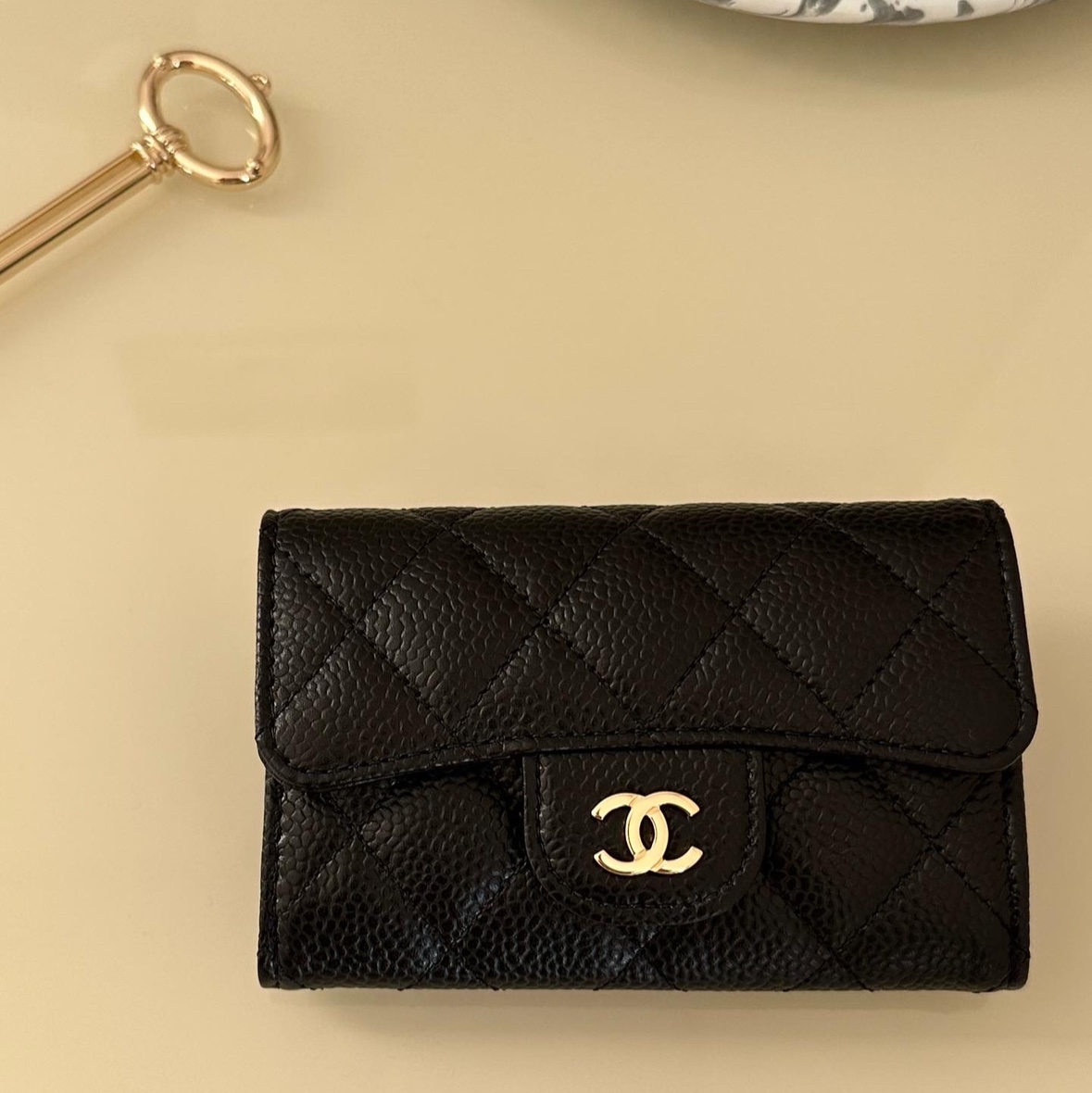 Chanel Classic Card Holder Grained Calfskin & Gold Black 착용 스타일 - 2