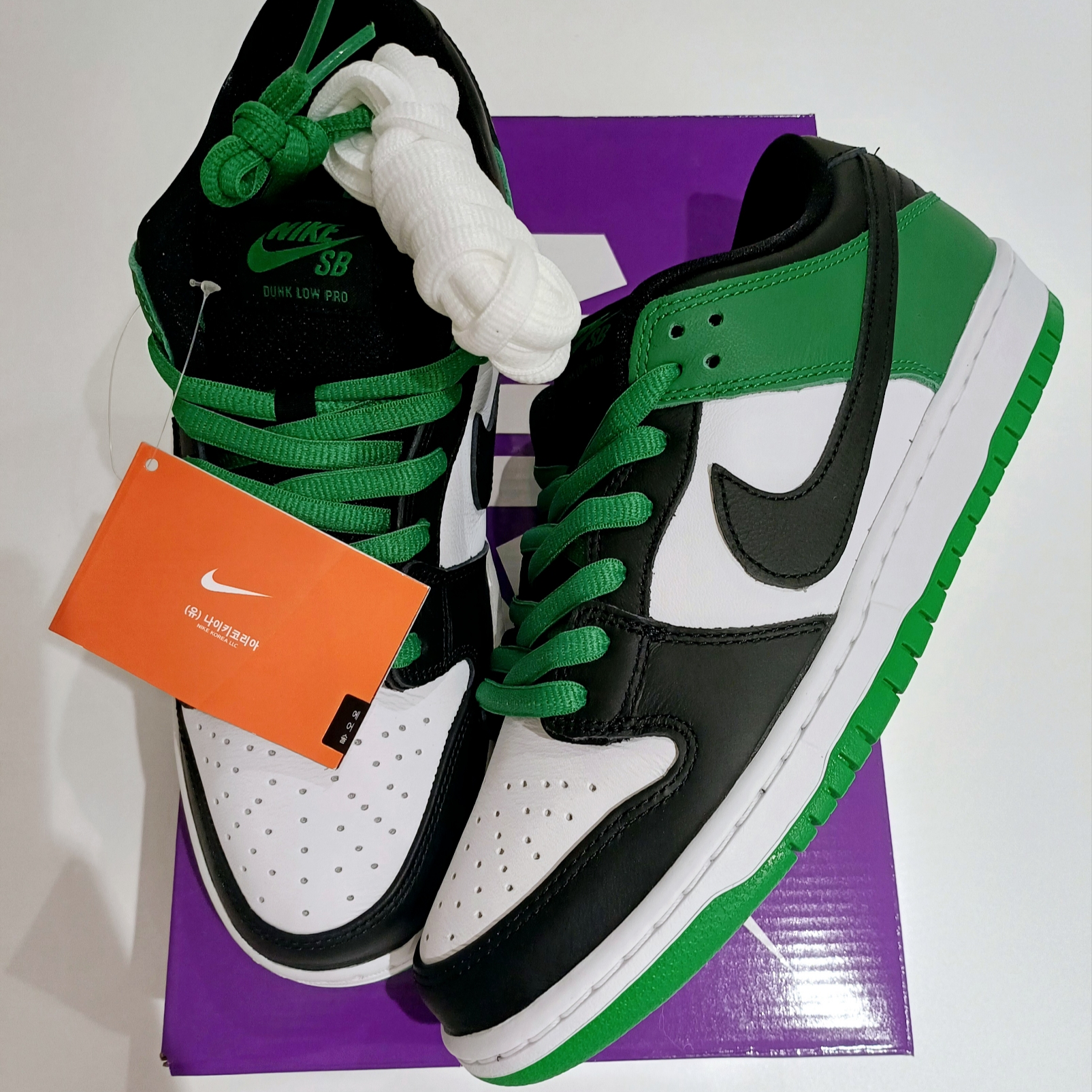 Nike SB Dunk Low Pro Black and Classic Green 착용 스타일 - 2