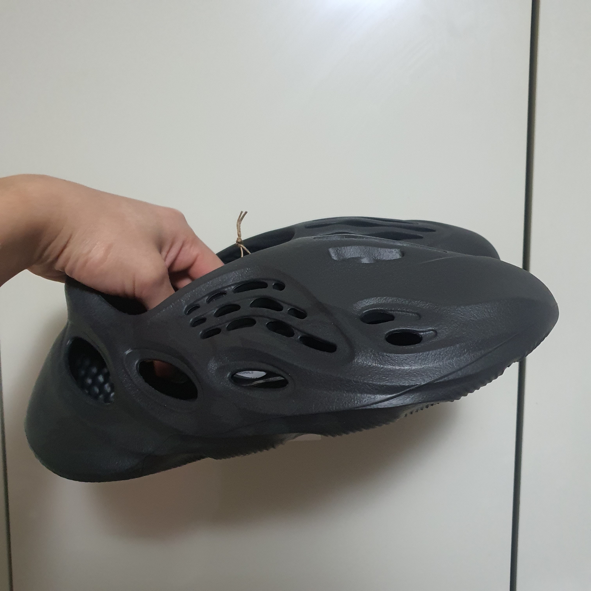 Adidas Yeezy Foam RNNR Onyx 착용 스타일 - 3