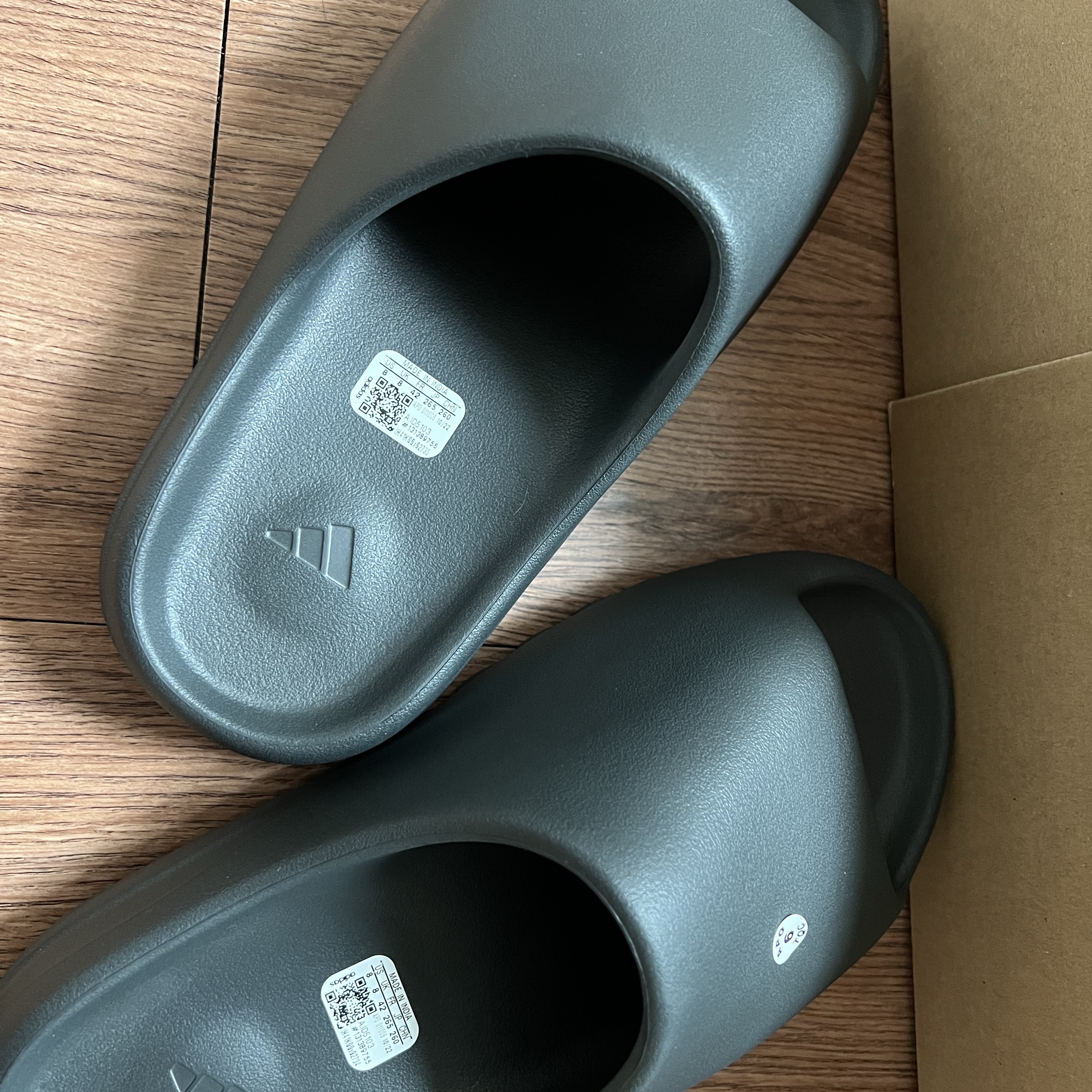 Adidas Yeezy Slide Dark Onyx 2024 착용 스타일