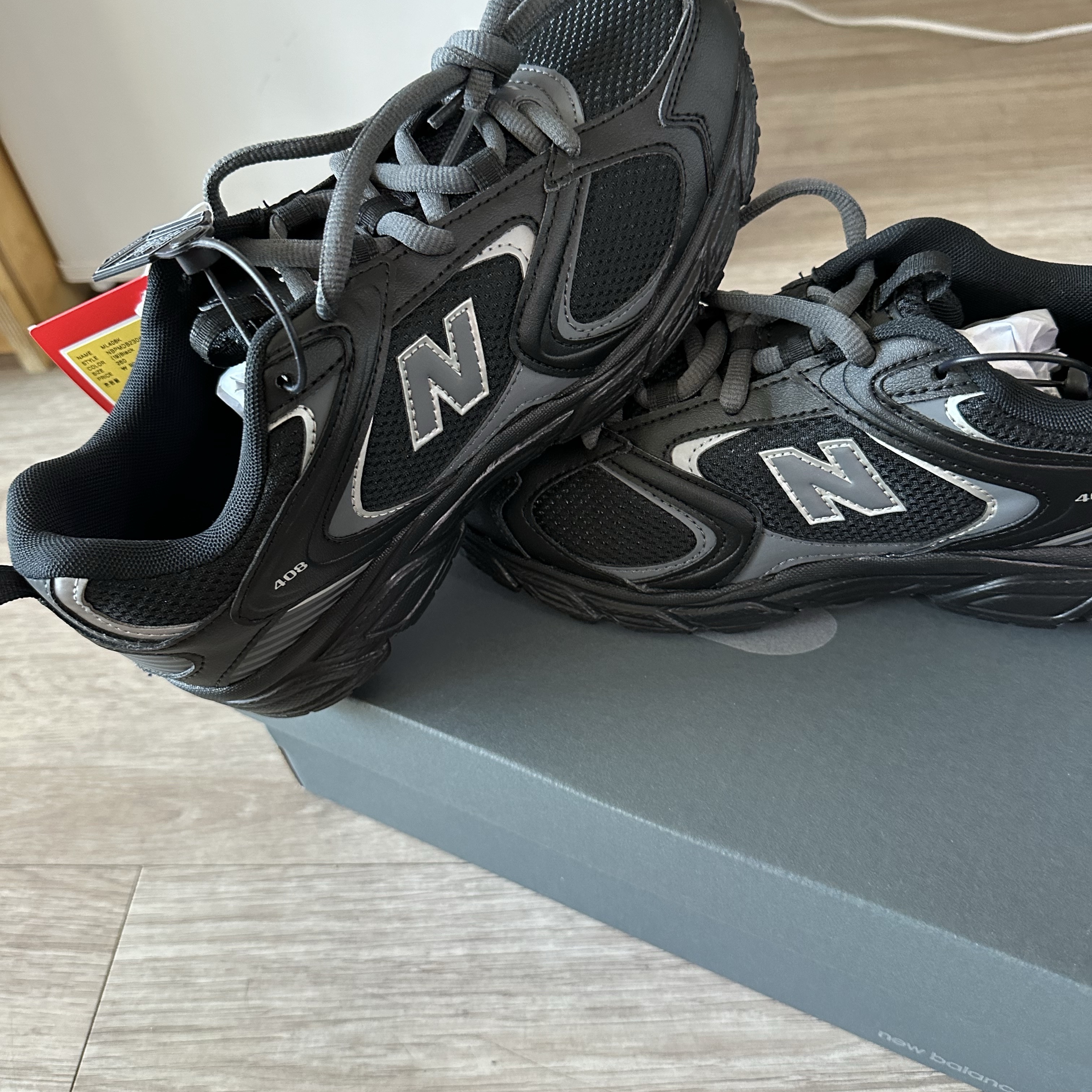 New Balance 408 Black 착용 스타일