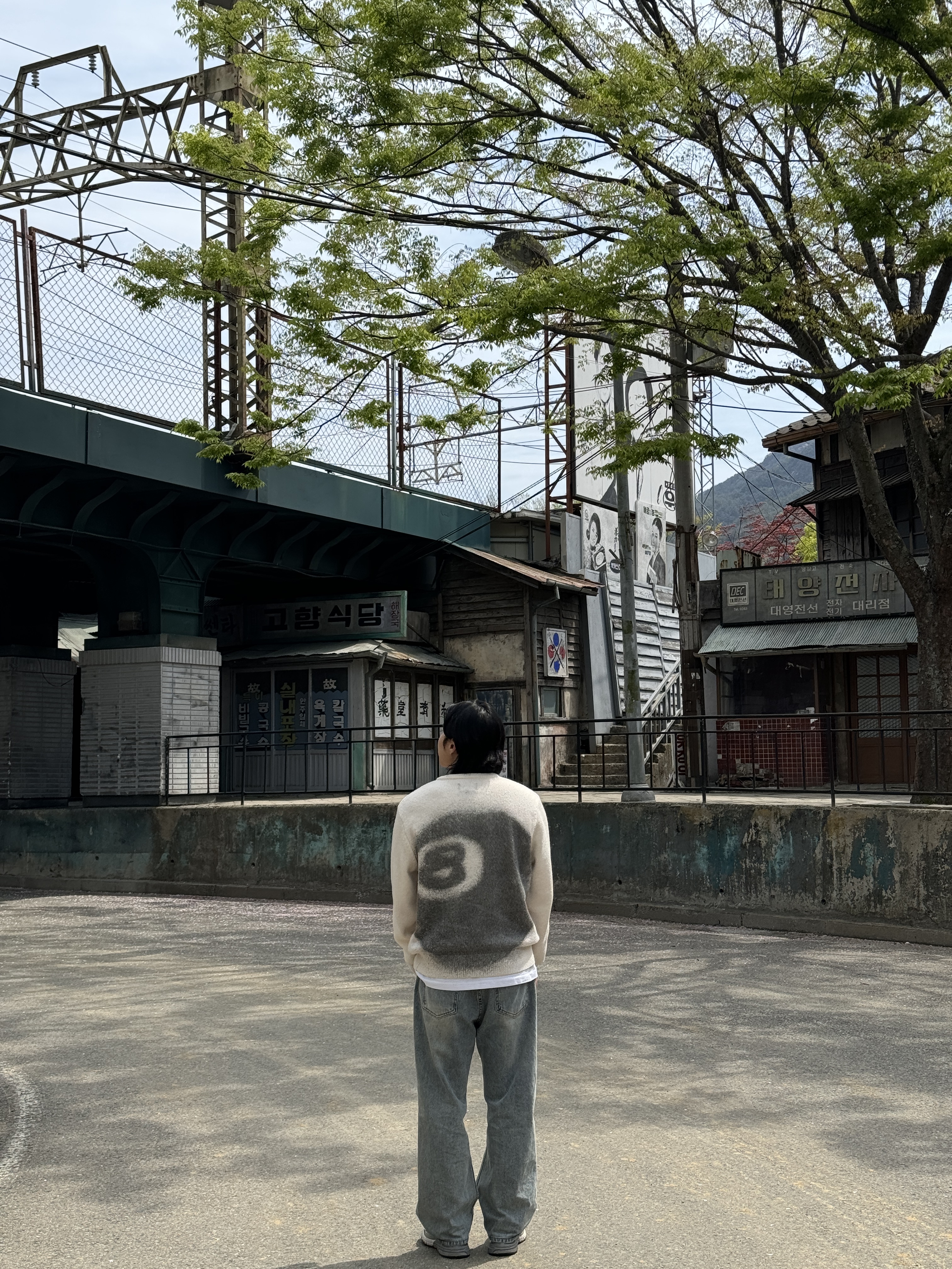 Stussy 8 Ball Spray Sweater Ivory, New Balance 993 Made in USA Grey - D Standard 착용 스타일
