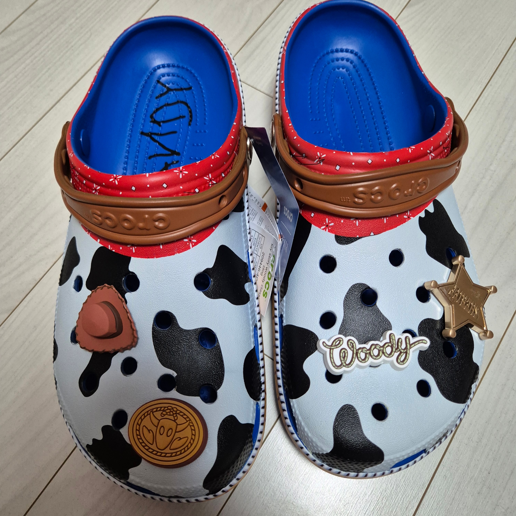 Crocs x Toy Story Sheriff Woody Classic Clog Blue Jean 착용 스타일 - 1