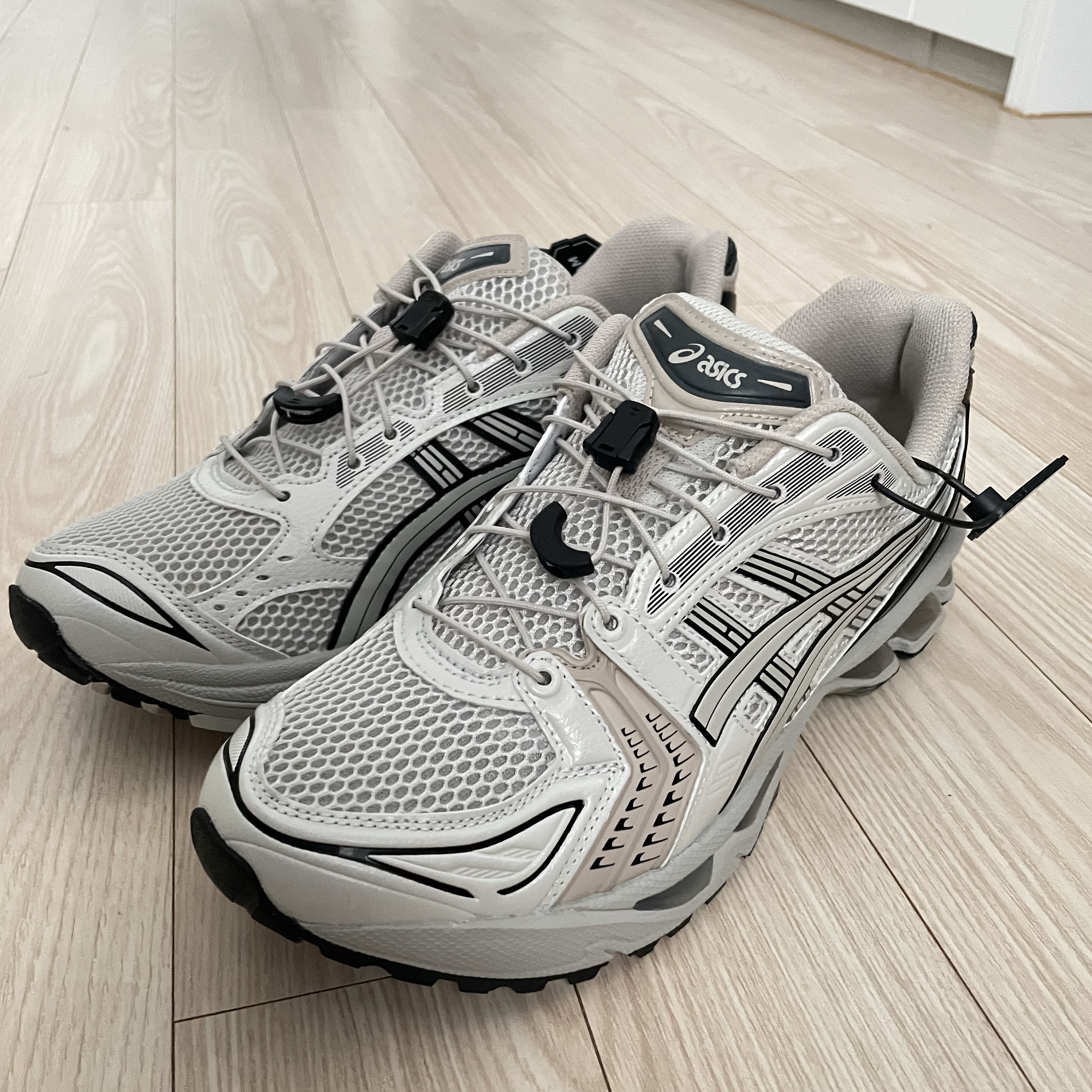Asics Unlimited Gel-Kayano 14 Smoke Grey 착용 스타일 - 2