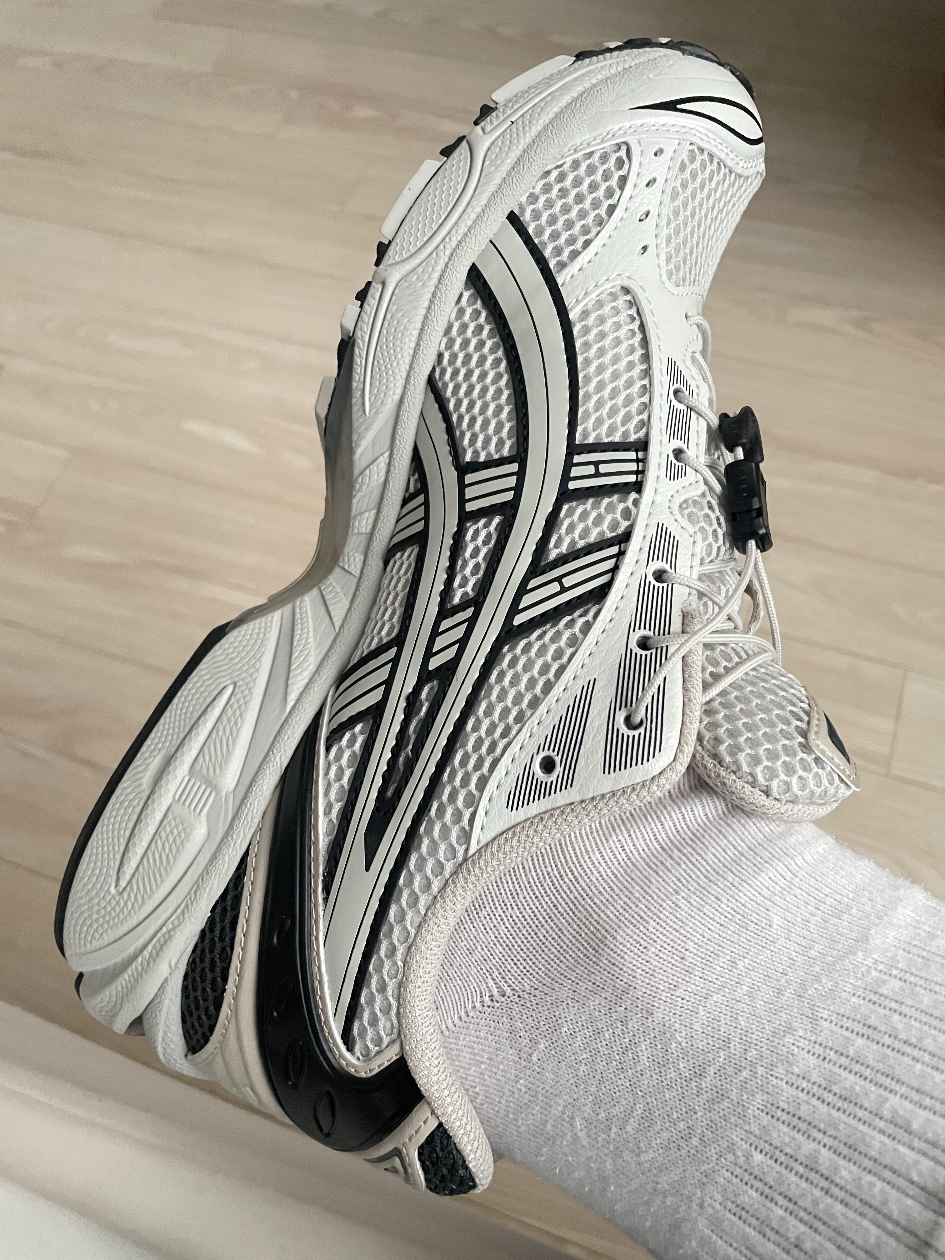 Asics Unlimited Gel-Kayano 14 Smoke Grey 착용 스타일 - 1