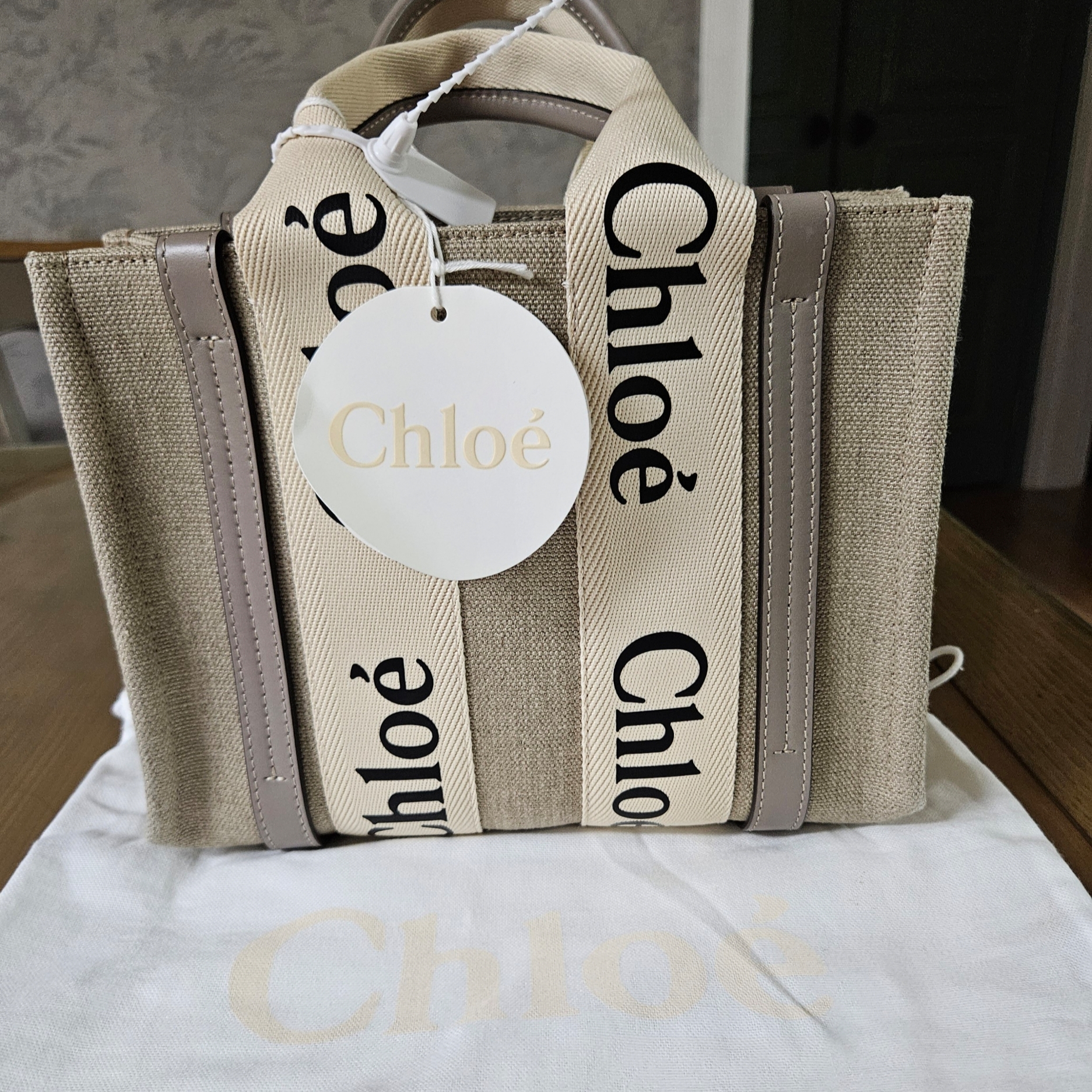 Chloe Woody Small Tote Bag Musk Grey 착용 스타일