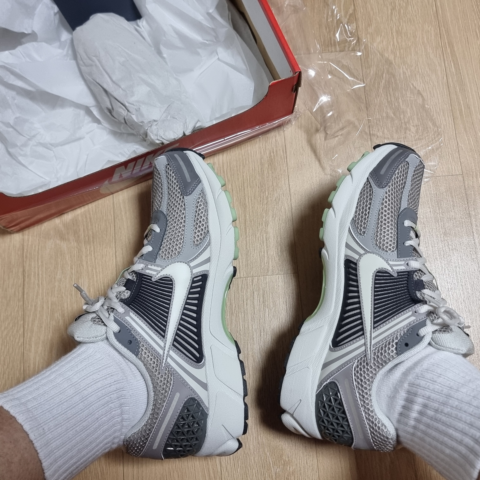 (W) Nike Zoom Vomero 5 Cobblestone and Flat Pewter 착용 스타일 - 1