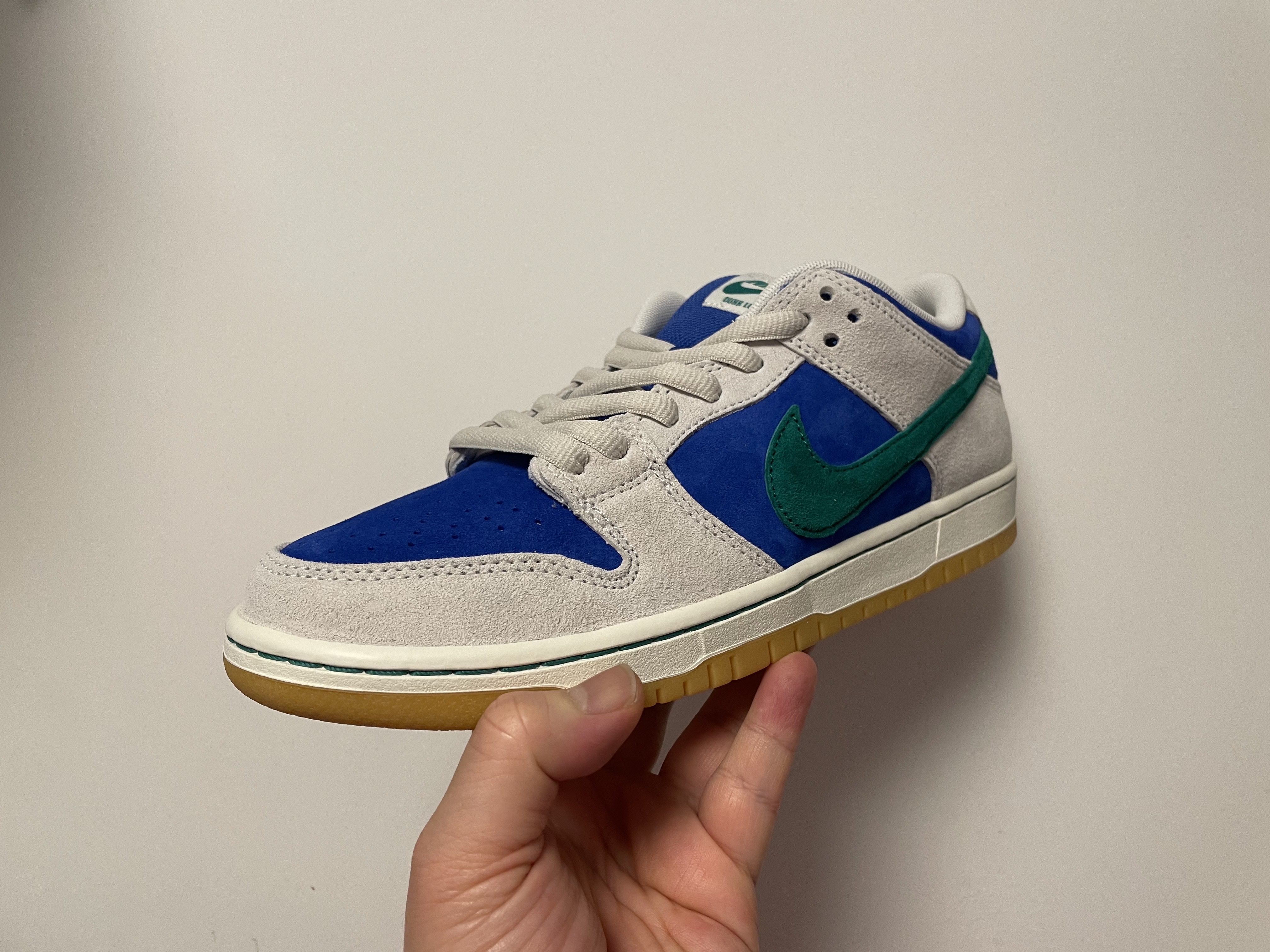 Nike SB Dunk Low Pro Phantom and Hyper Royal 착용 스타일 - 3