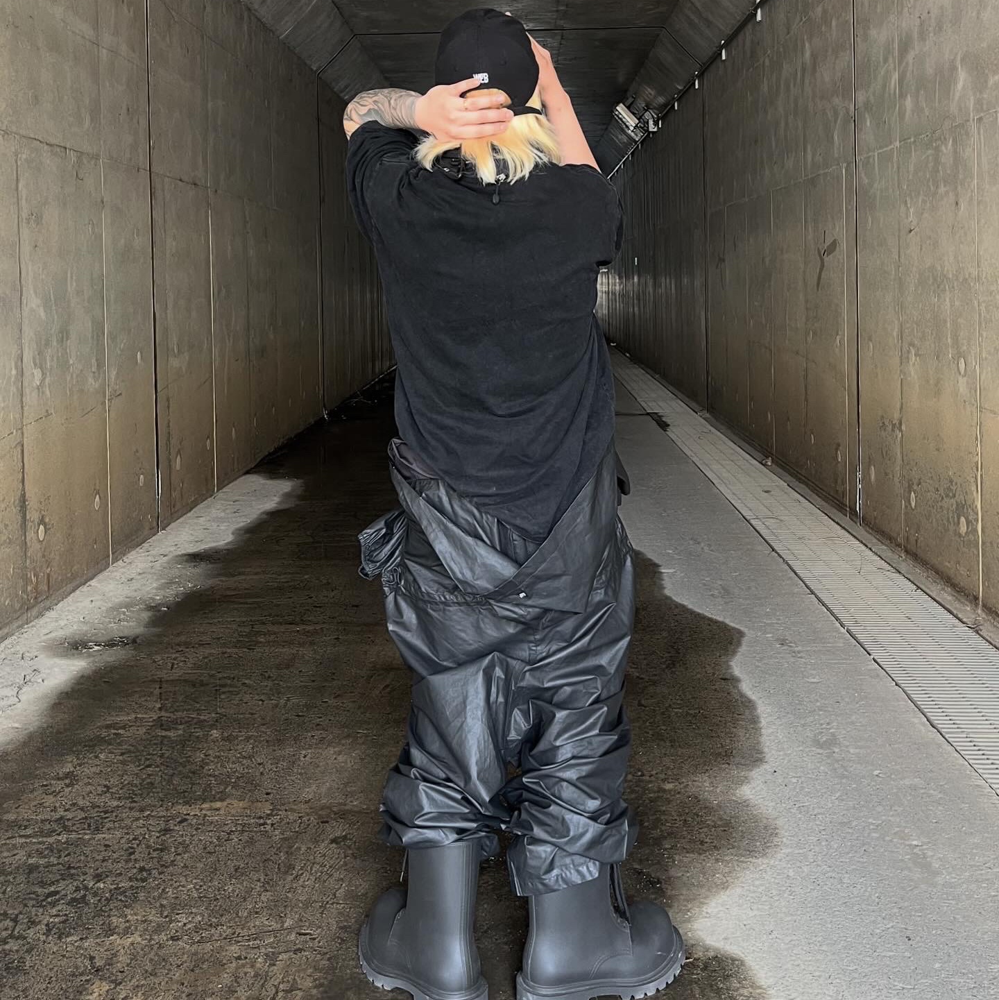 Balenciaga XL Army Boots Full Eva Black, Yeezy Gap Engineered By Balenciaga Coated Cotton Overalls Black 착용 스타일 - 3