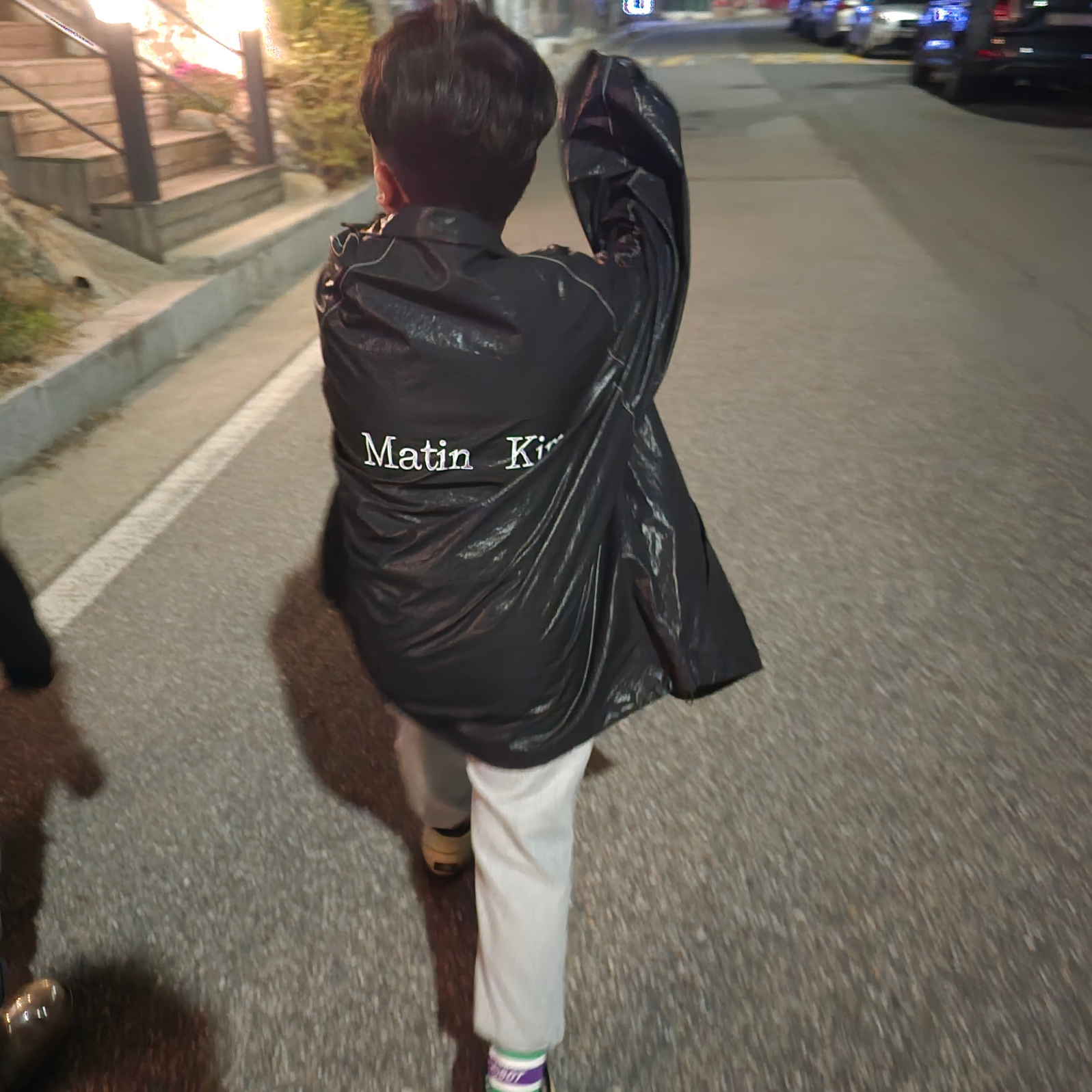 (W) Matin Kim Logo Coating Jumper Ivory 착용 스타일 - 1