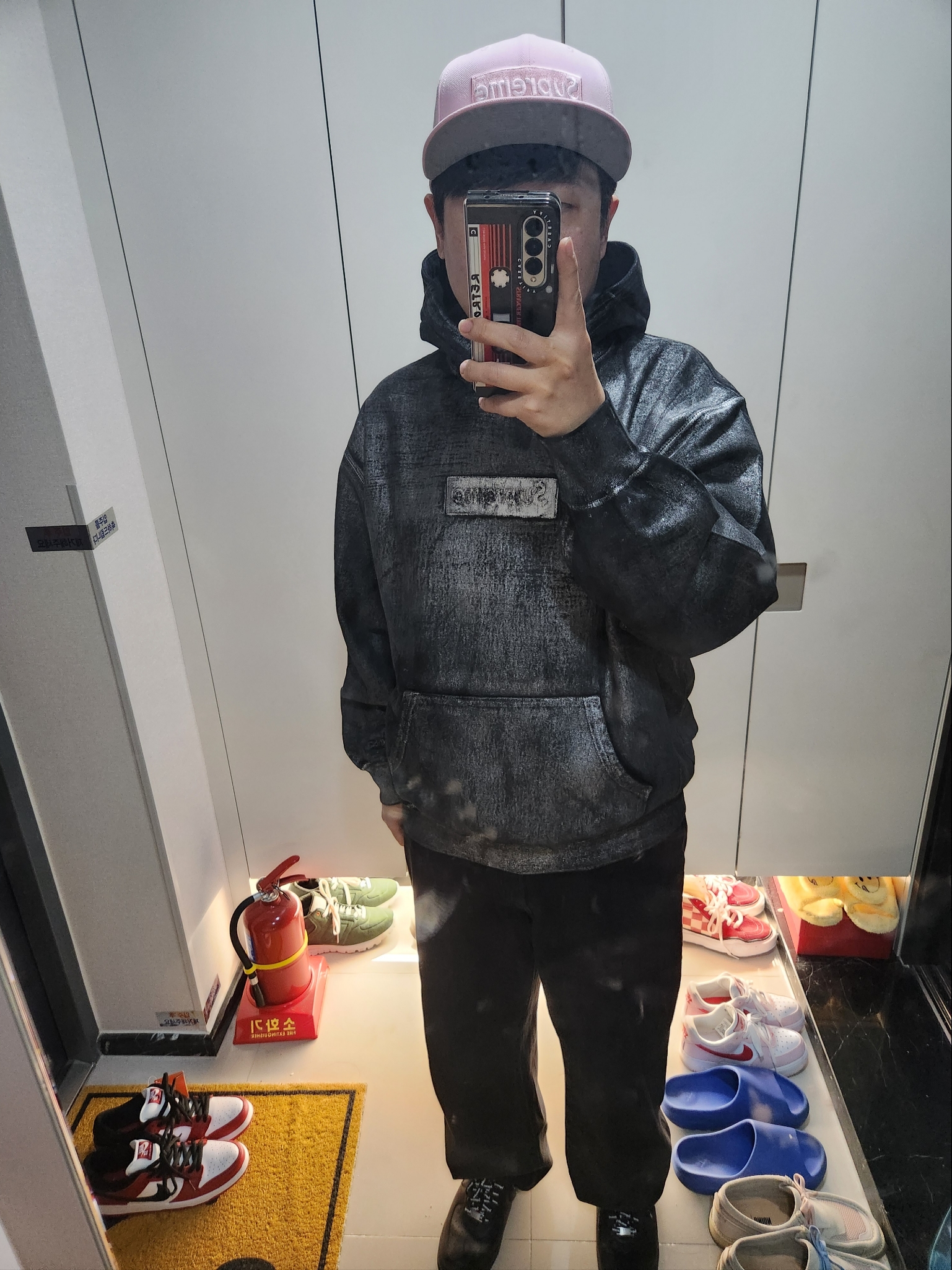 Supreme x MM6 Maison Margiela Foil Box Logo Hooded Sweatshirt Black - 24SS, Supreme Sharpie Box Logo New Era Pink - 24SS 착용 스타일 - 3