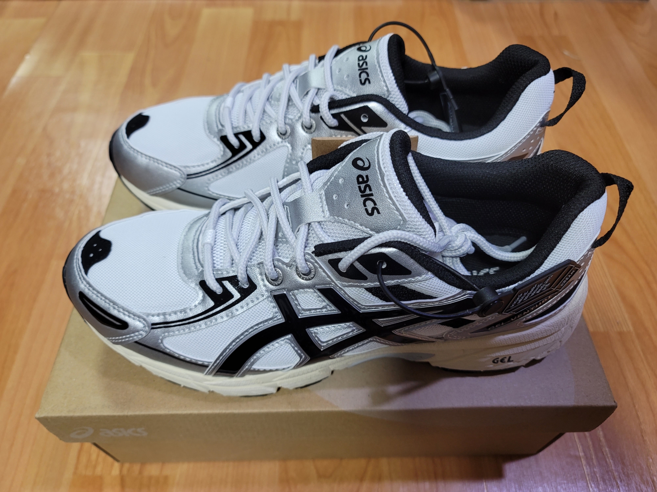 Asics Gel-Venture 6 White Black 착용 스타일 - 2