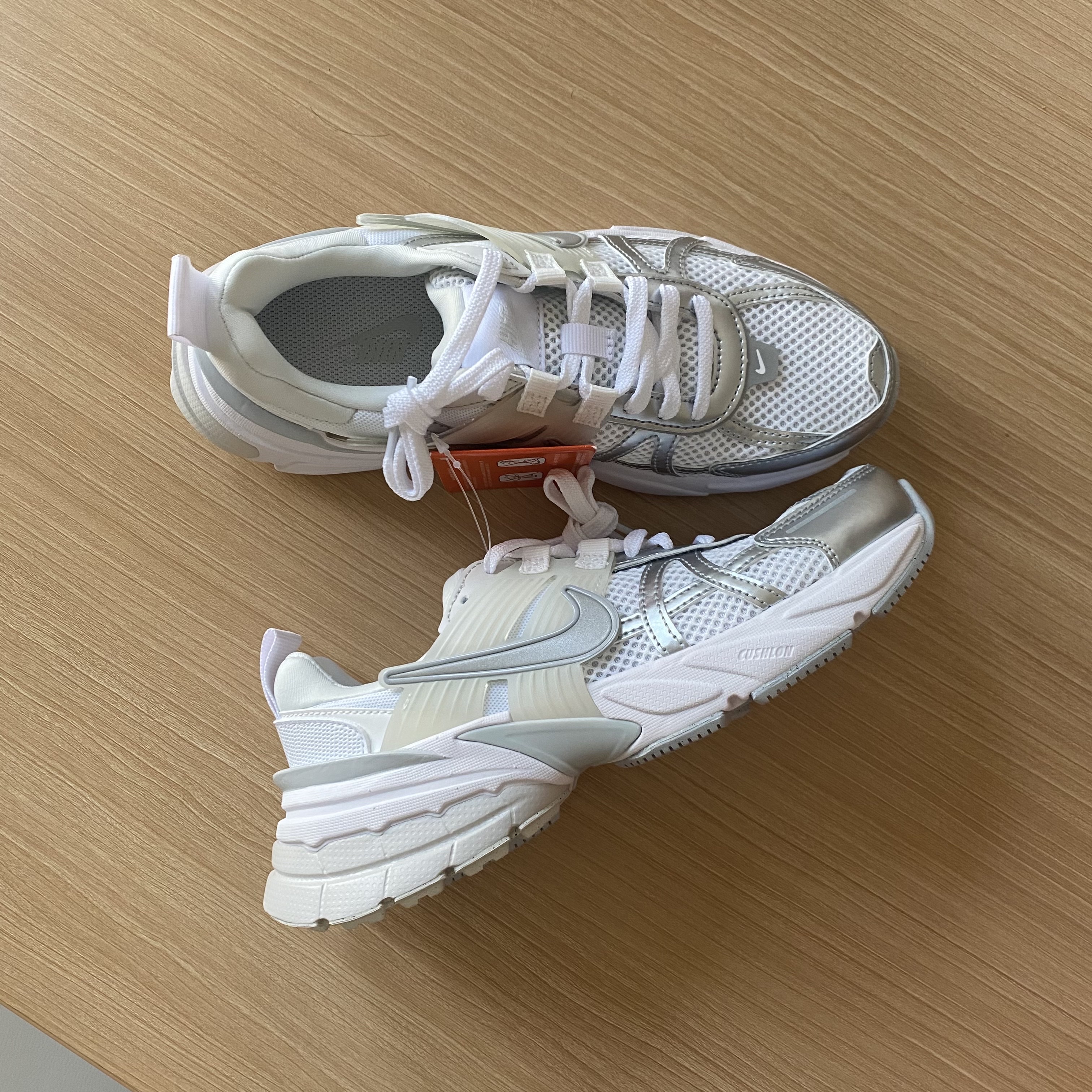Nike V2K Run Metallic Silver White 착용 스타일 - 2