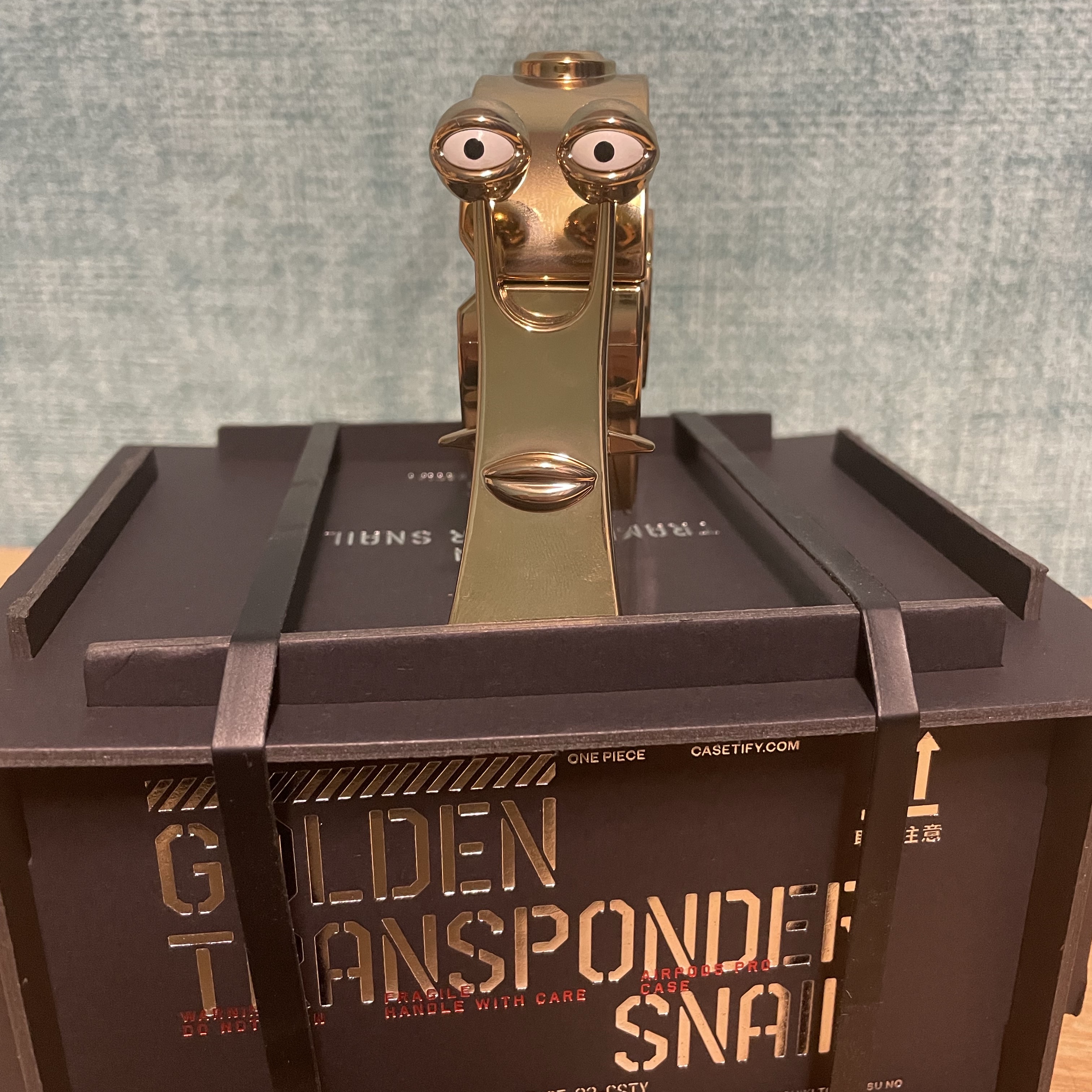 Casetify x One Piece Golden Transponder Snail 3D AirPods Pro 1st/2nd Gen Case Gold 착용 스타일 - 1