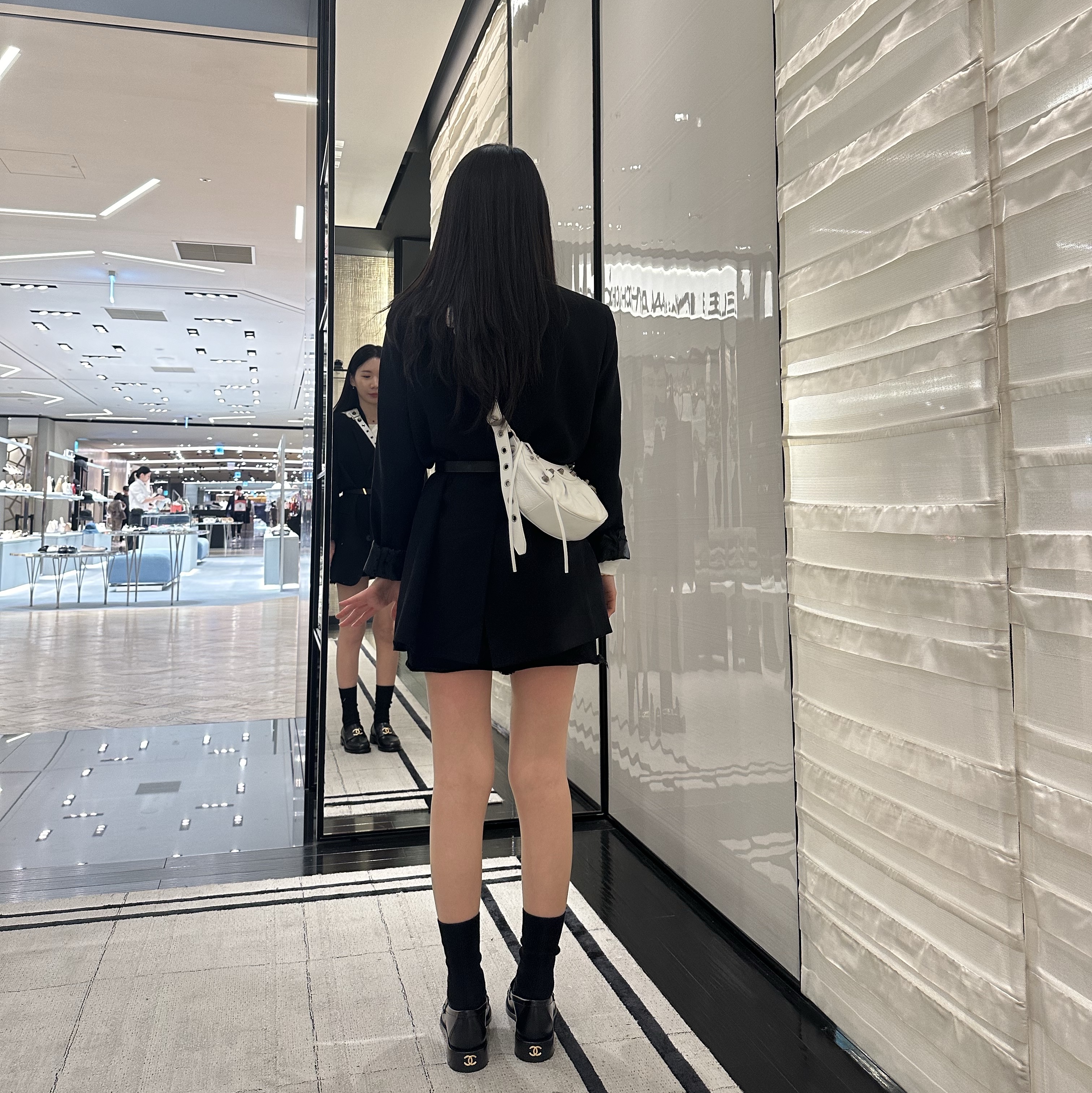Balenciaga Arena Lambskin Le Cagole XS Shoulder Bag White, (W) Chanel Loafers Patent Calfskin Metal & Black 착용 스타일 - 1