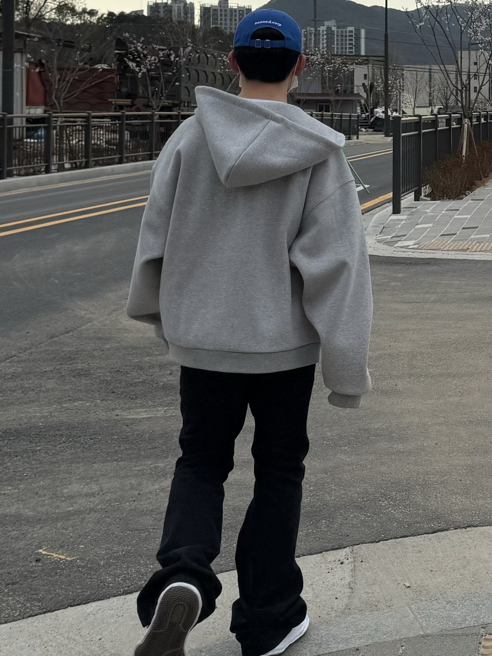 Nonnod Flared Pants Black, Maison Mihara Yasuhiro Blakey OG Sole Canvas Low-top Sneakers White 착용 스타일 - 3