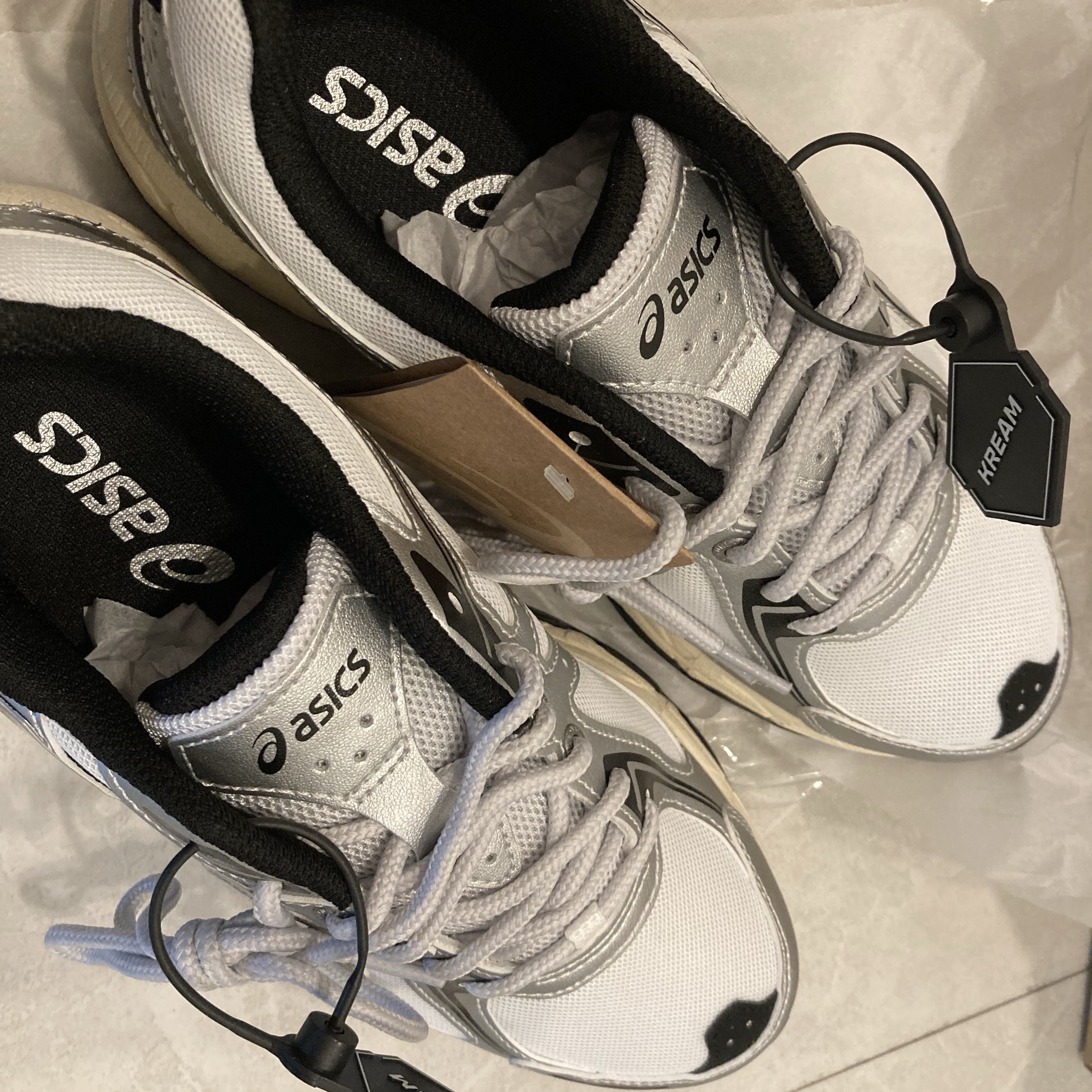 Asics Gel-Venture 6 White Black 착용 스타일