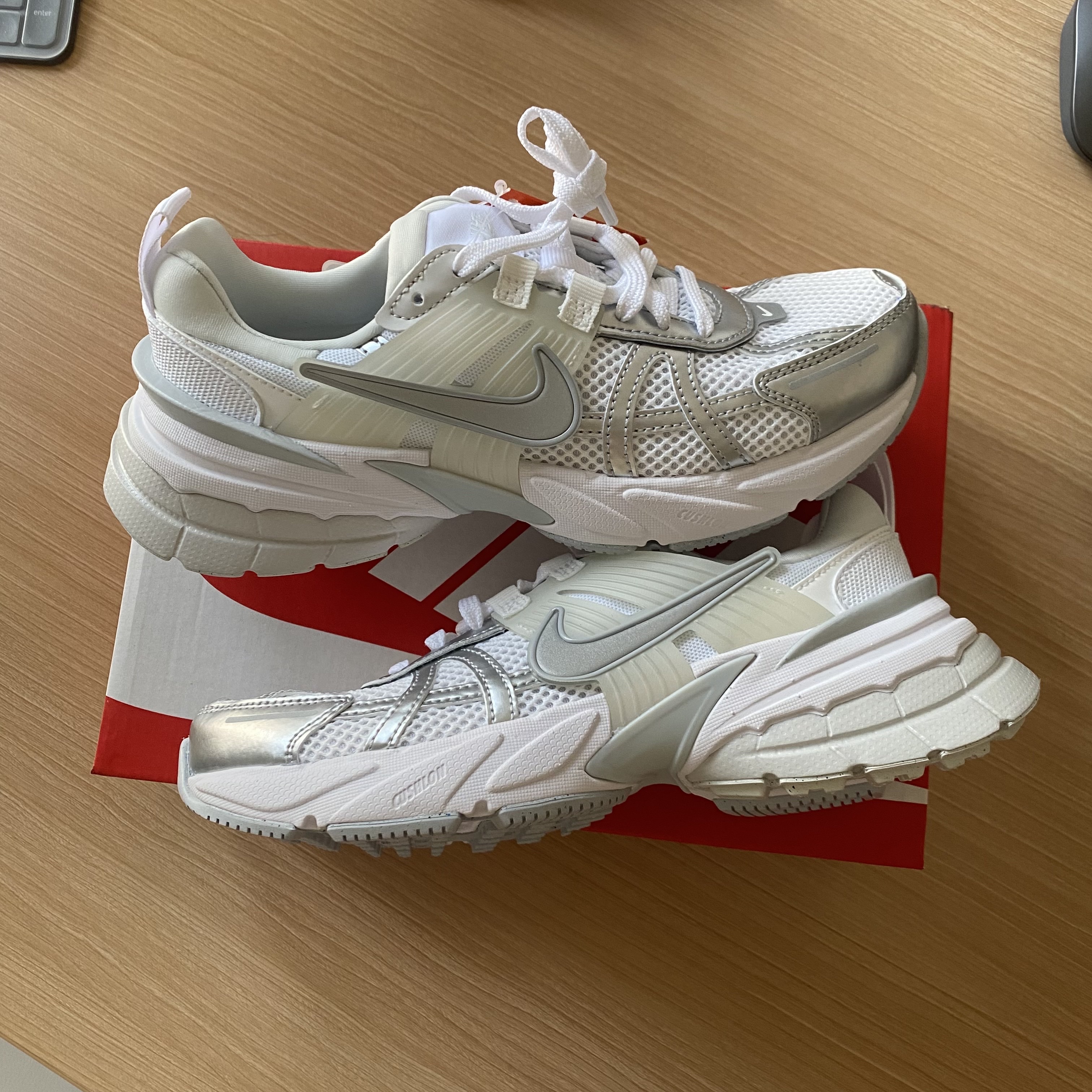 Nike V2K Run Metallic Silver White 착용 스타일 - 1