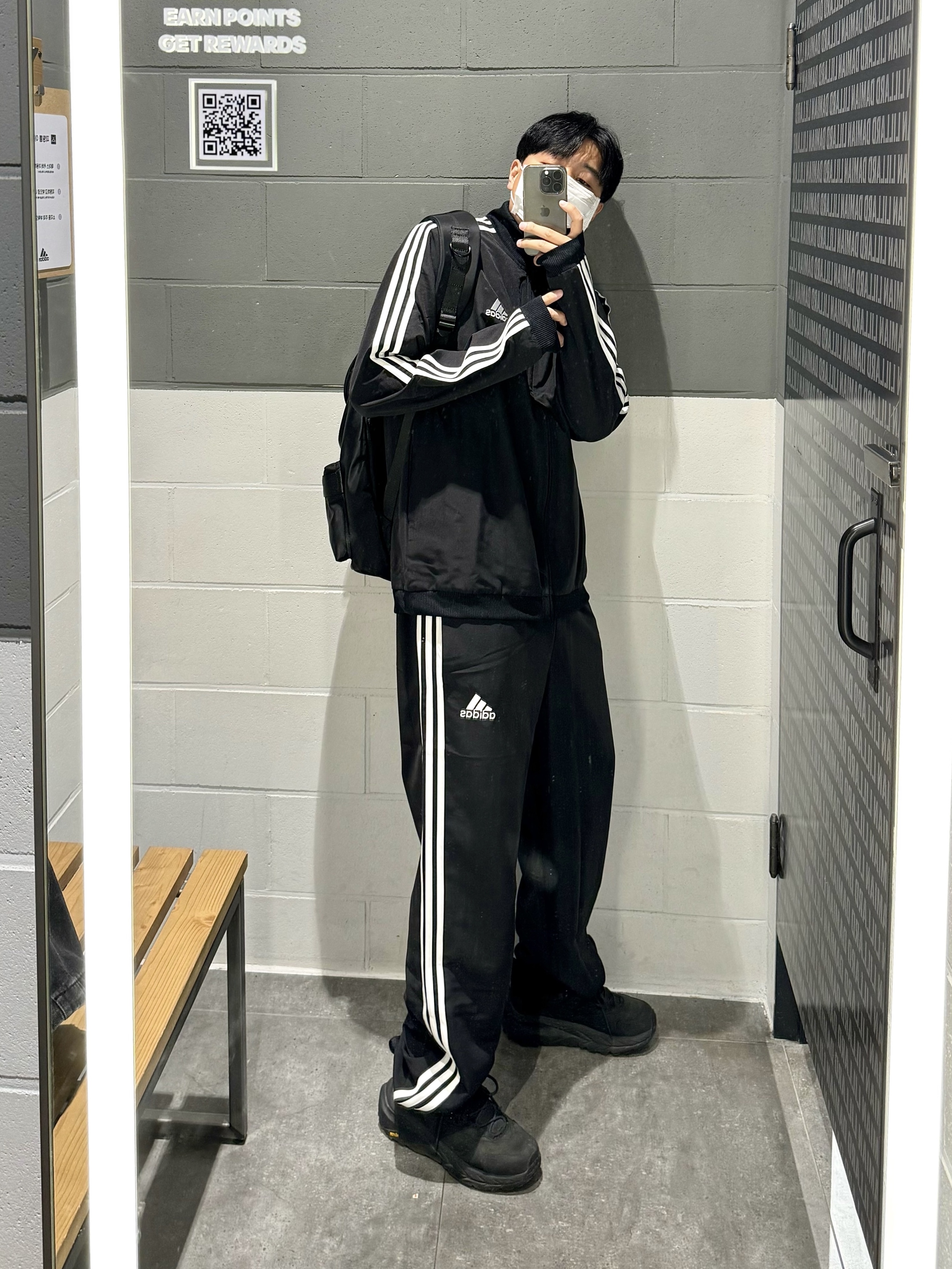 Adidas Aeroready Essentials Regular-Fit 3-Stripes Track Suit Black - KR Sizing, Adidas Aeroready Essentials Regular-Fit 3-Stripes Track Suit Black - US Sizing 착용 스타일 - 1