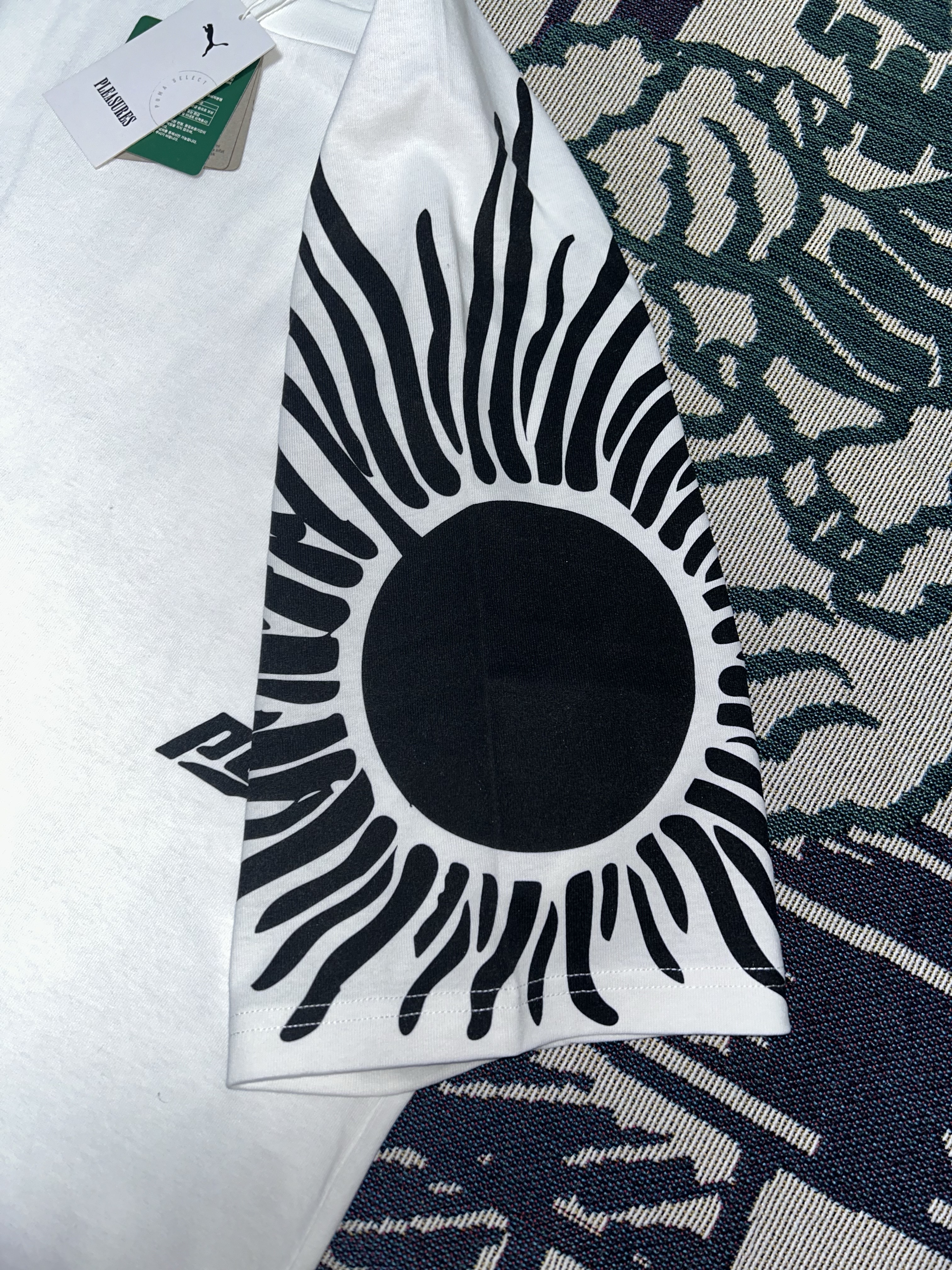 Puma x Pleasures Sun Graphic T-shirt White 착용 스타일 - 3