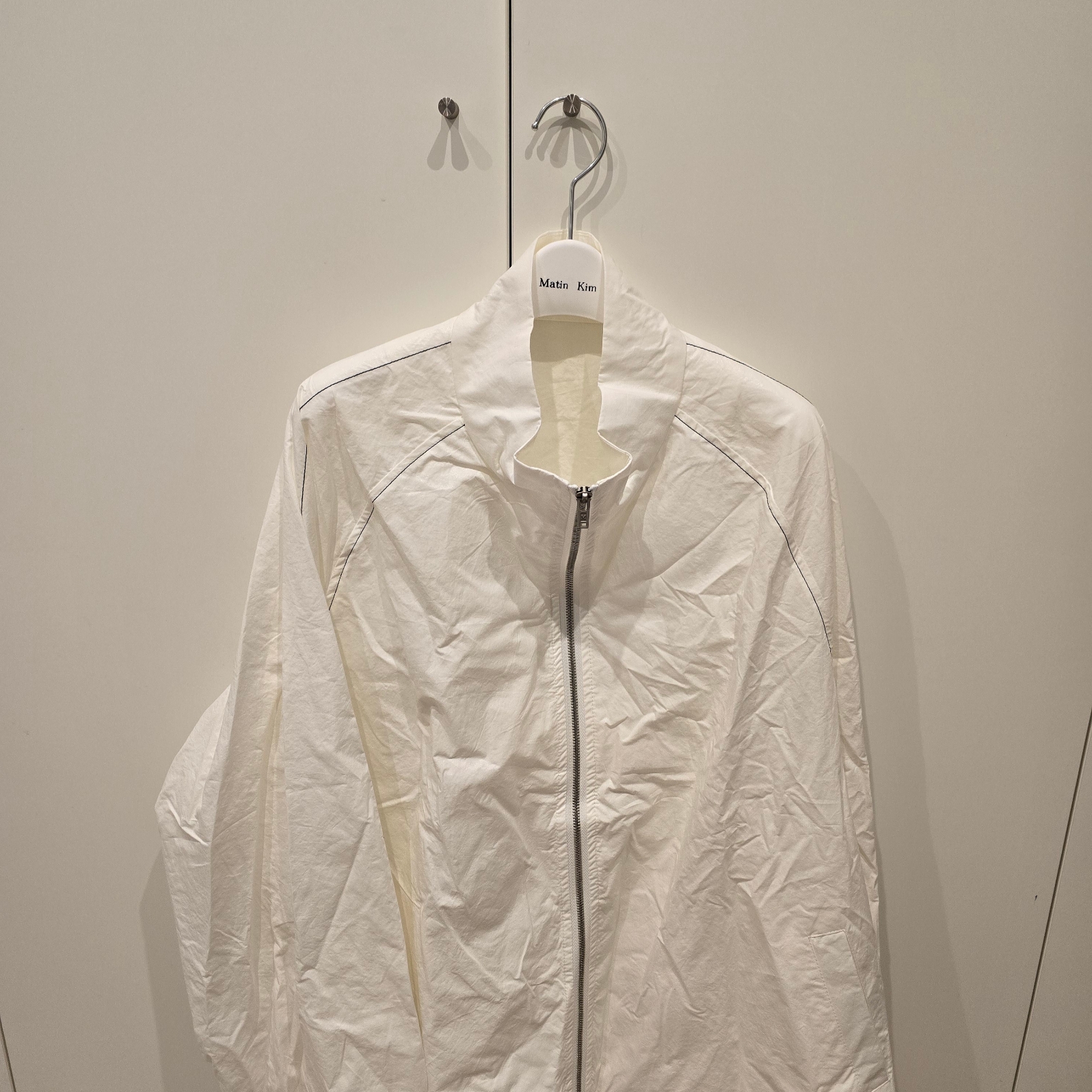 (W) Matin Kim Logo Coating Jumper Ivory 착용 스타일 - 5