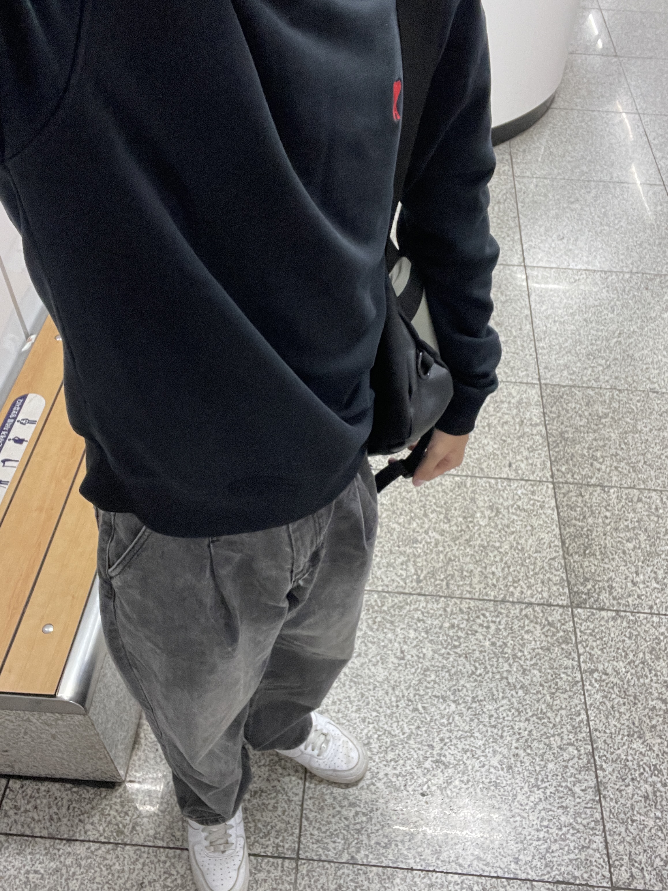 Nike Air Force 1 '07 Low White, AMI de Coeur Sweatshirt Black 착용 스타일