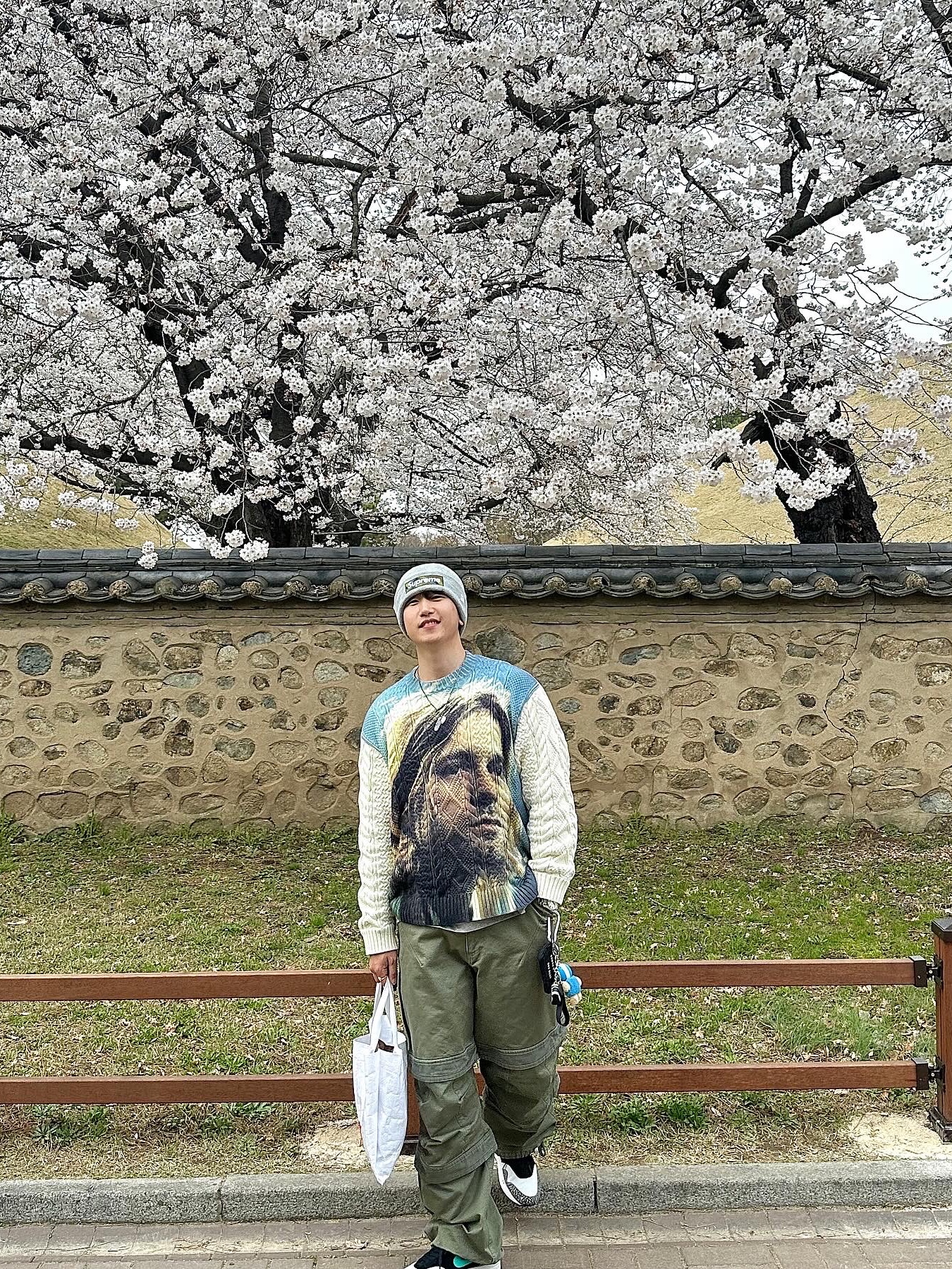 Supreme Kurt Cobain Sweater White - 23SS, Farfromwhat Far Layered Work Pants Olive 착용 스타일 - 3