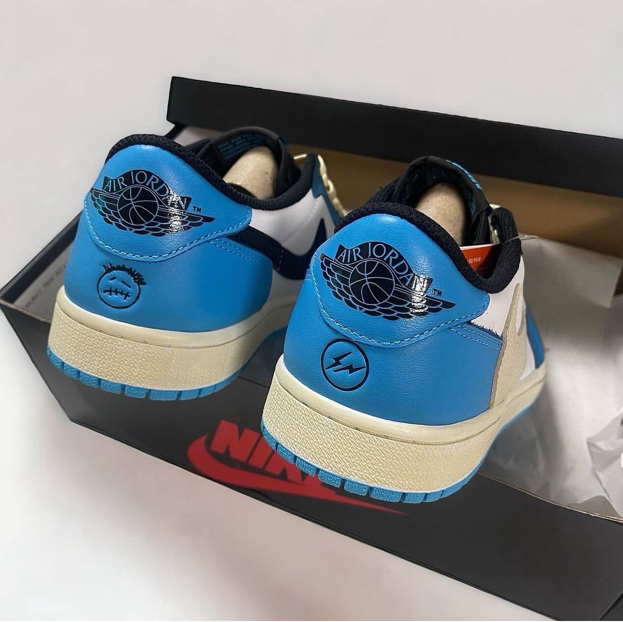 Jordan 1 Retro Low OG Black and Dark Powder Blue 착용 스타일 - 3