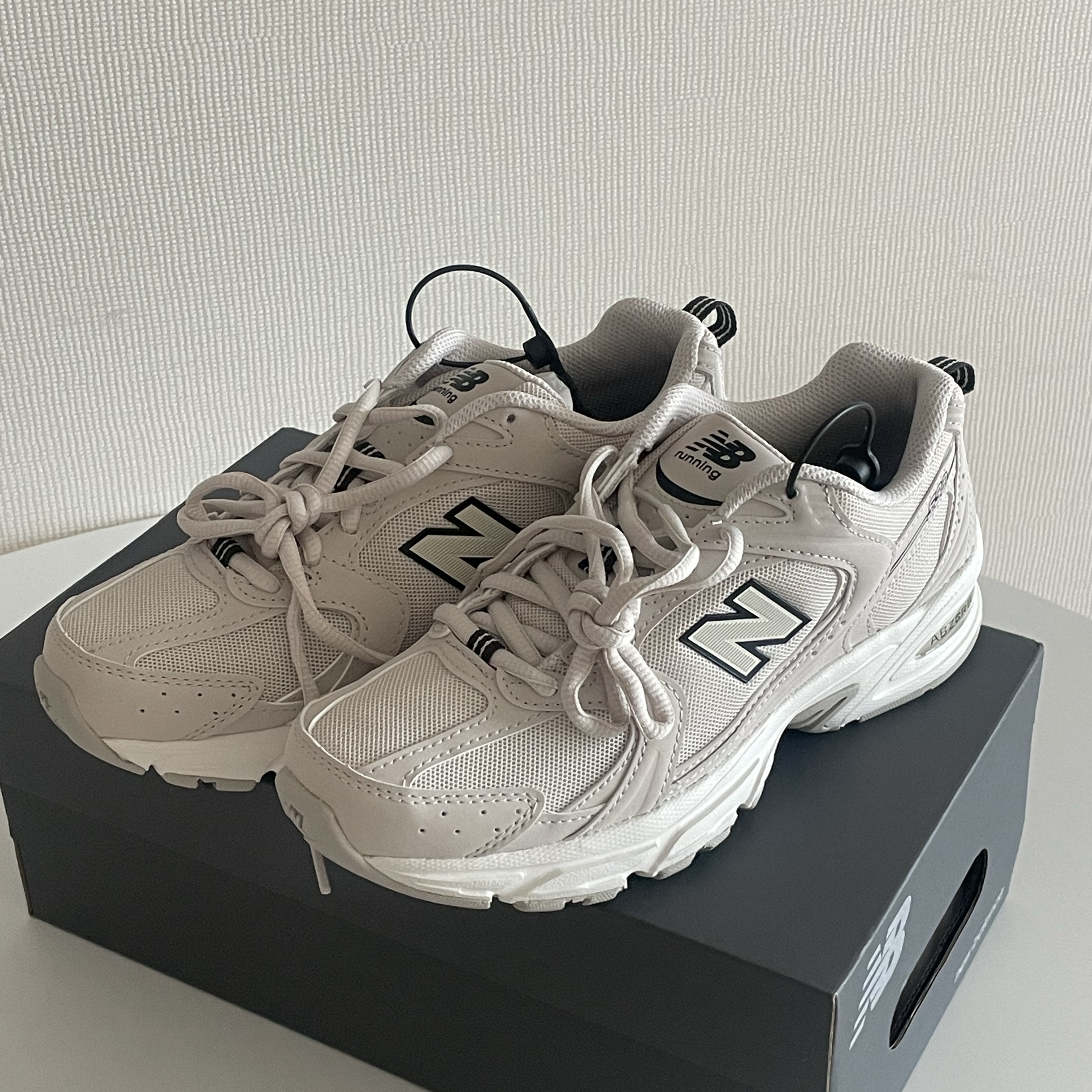 New Balance 530 Ivory 착용 스타일