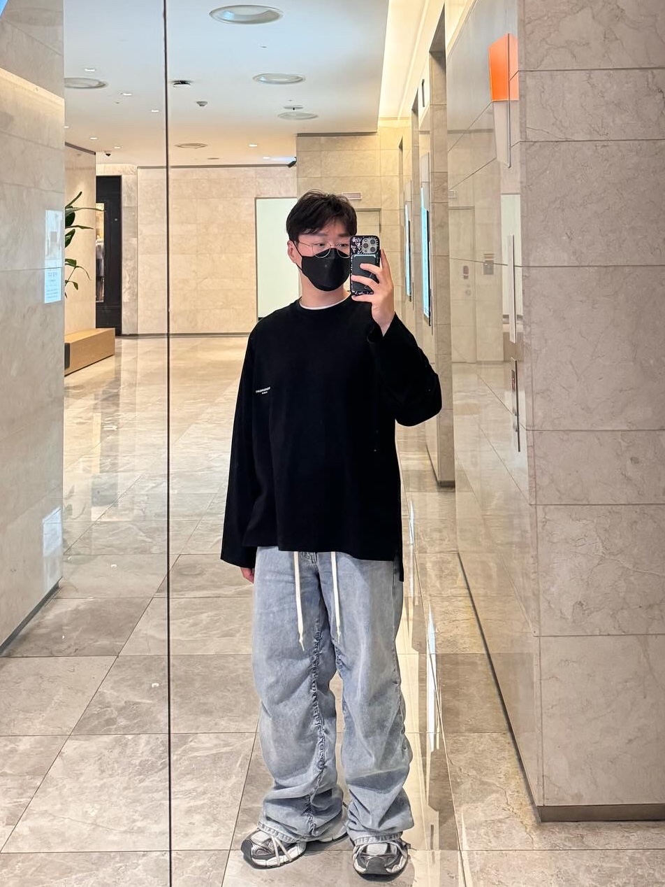 Wooyoungmi Flower Print Long Sleeve Back Logo T-Shirt Black - 22SS, Wooyoungmi Shearling Wide Denim Pants Blue - 24SS 착용 스타일 - 1