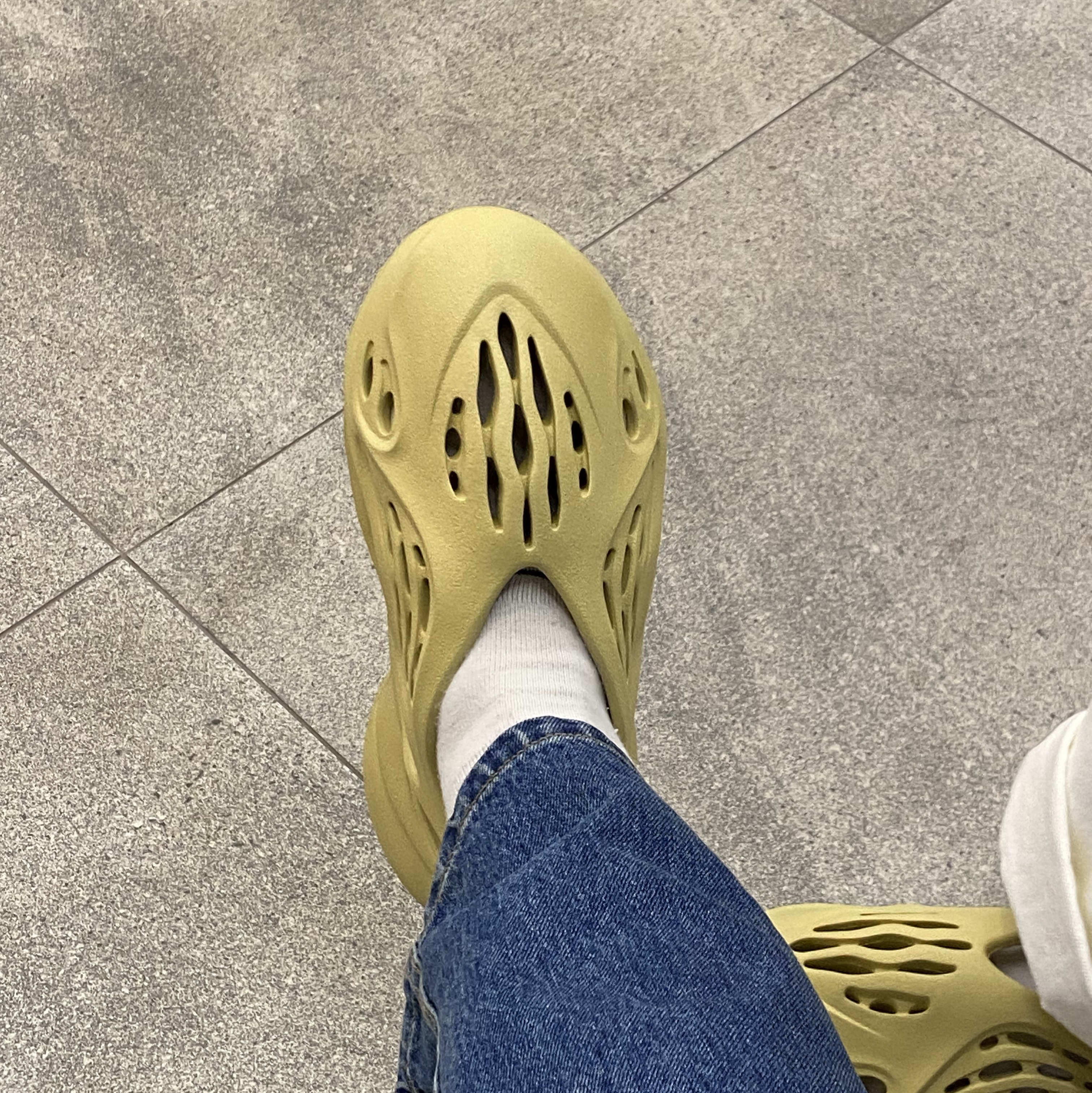 Adidas Yeezy Foam RNNR Sulfur, Adidas Adilette Clog Black White 착용 스타일 - 3